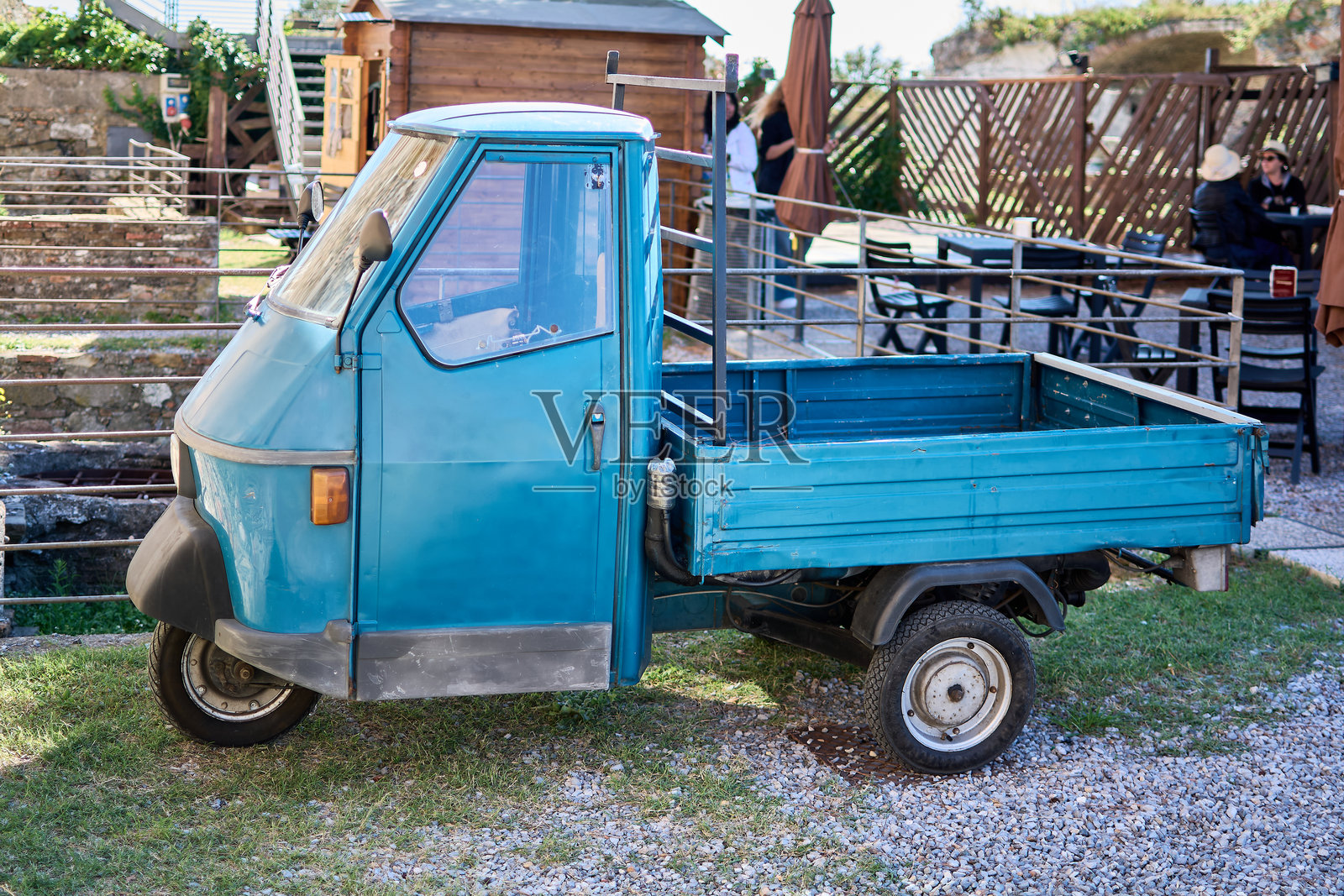色彩鲜艳的蓝色嘟嘟车停在乡村环境中照片摄影图片
