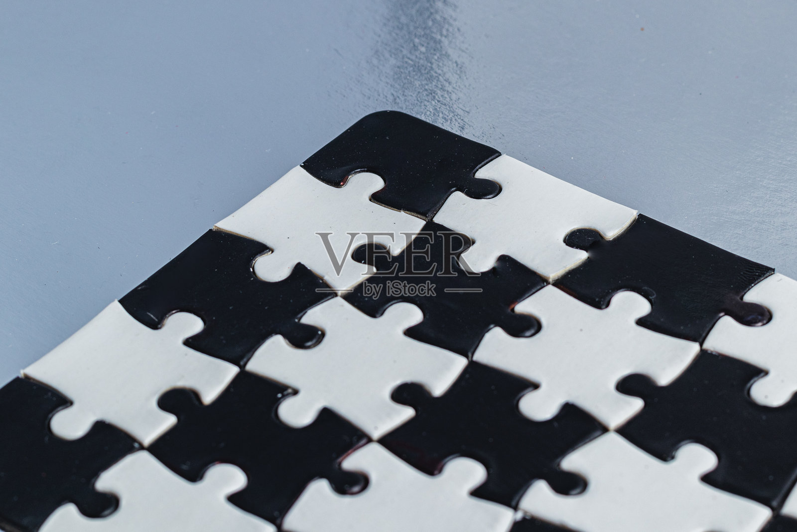 黑白拼图，团队合作挑战概念照片摄影图片