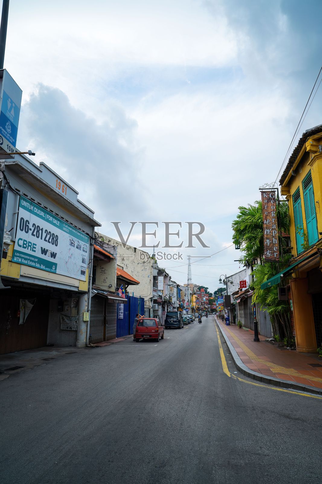 早晨的街道与可爱的老建筑。照片摄影图片