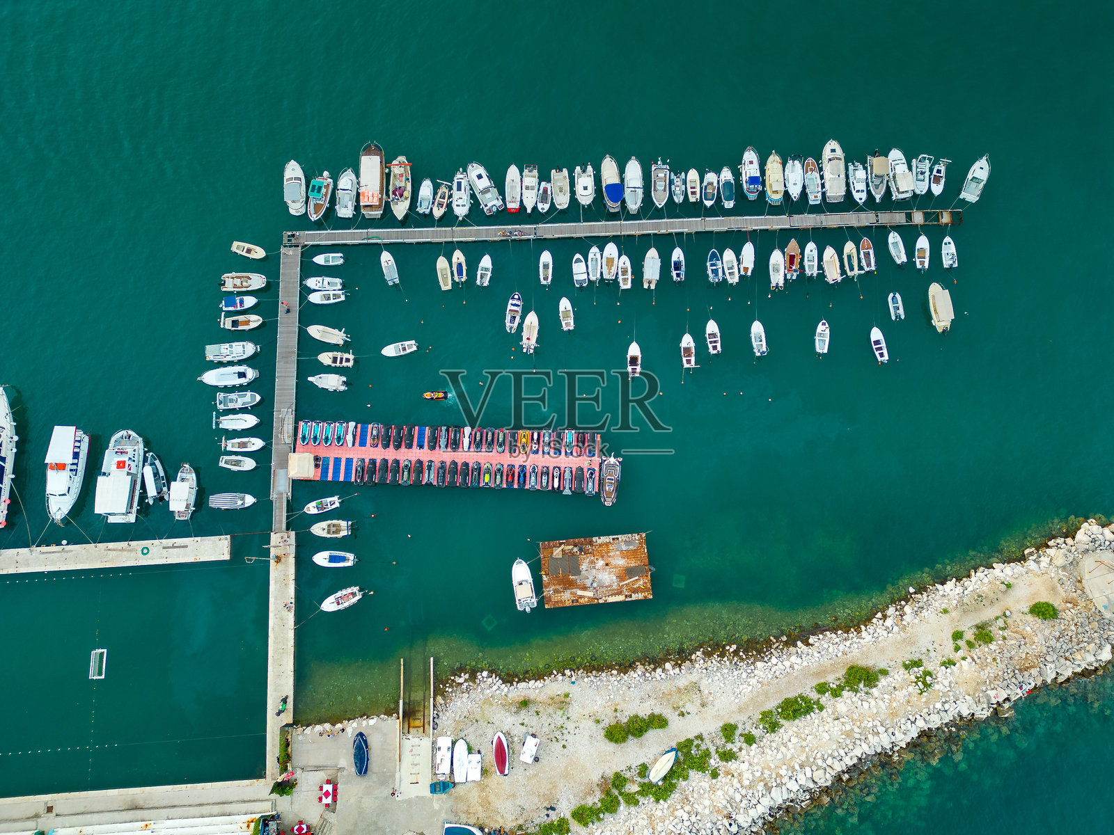 布德瓦市的全景鸟瞰图。位于黑山，是一个著名的旅游目的地。照片摄影图片