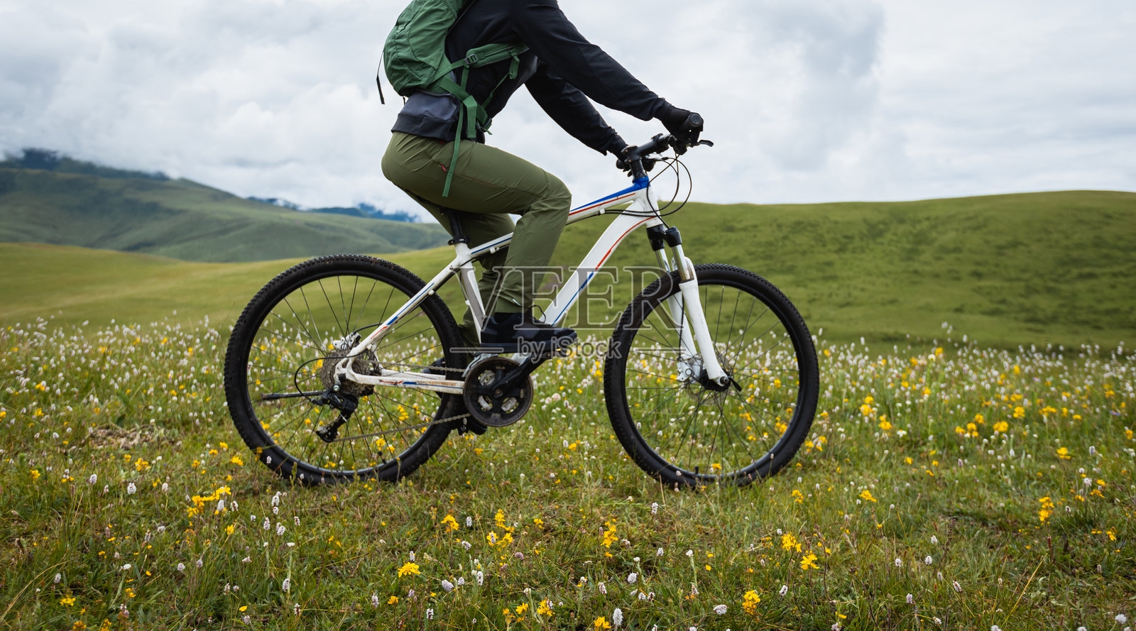 在美丽的草原山顶骑山地自行车照片摄影图片