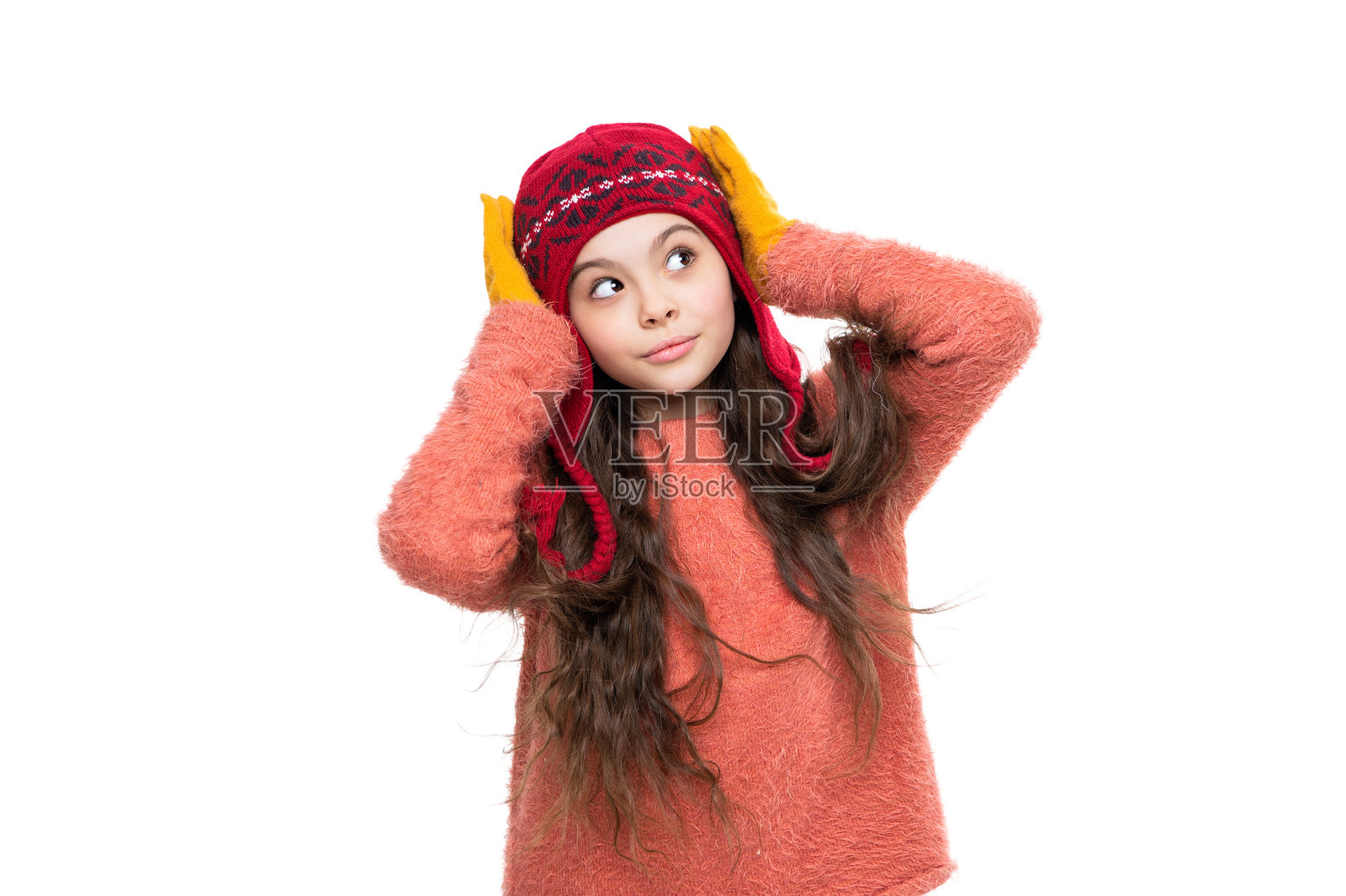 戴冬帽的女孩，背景为白色。冬季时尚潮流。享受童年的少女，穿着时尚的针织帽。时尚的层次搭配。照片摄影图片