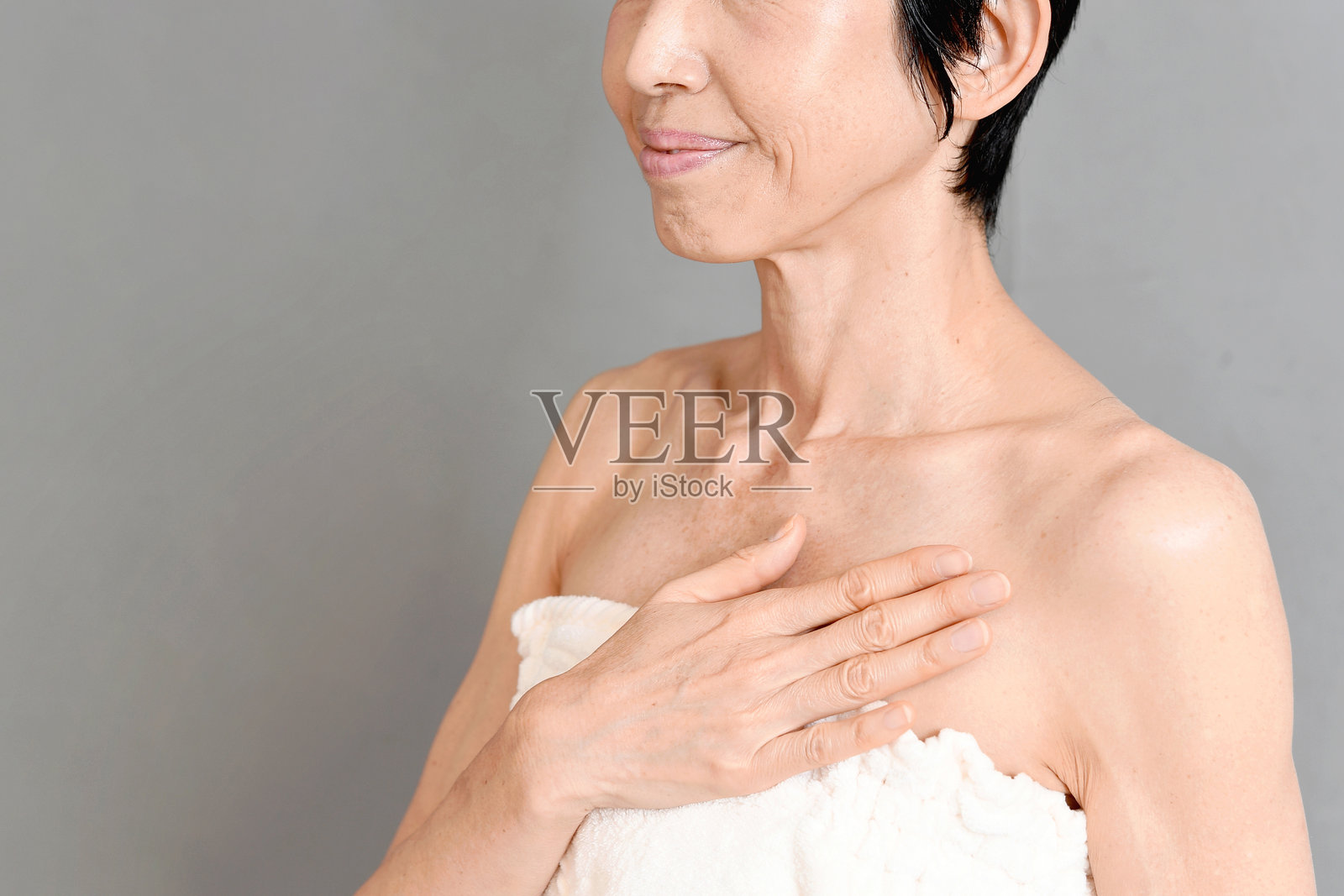 一位中年亚洲女性闭着眼睛的图像照片摄影图片