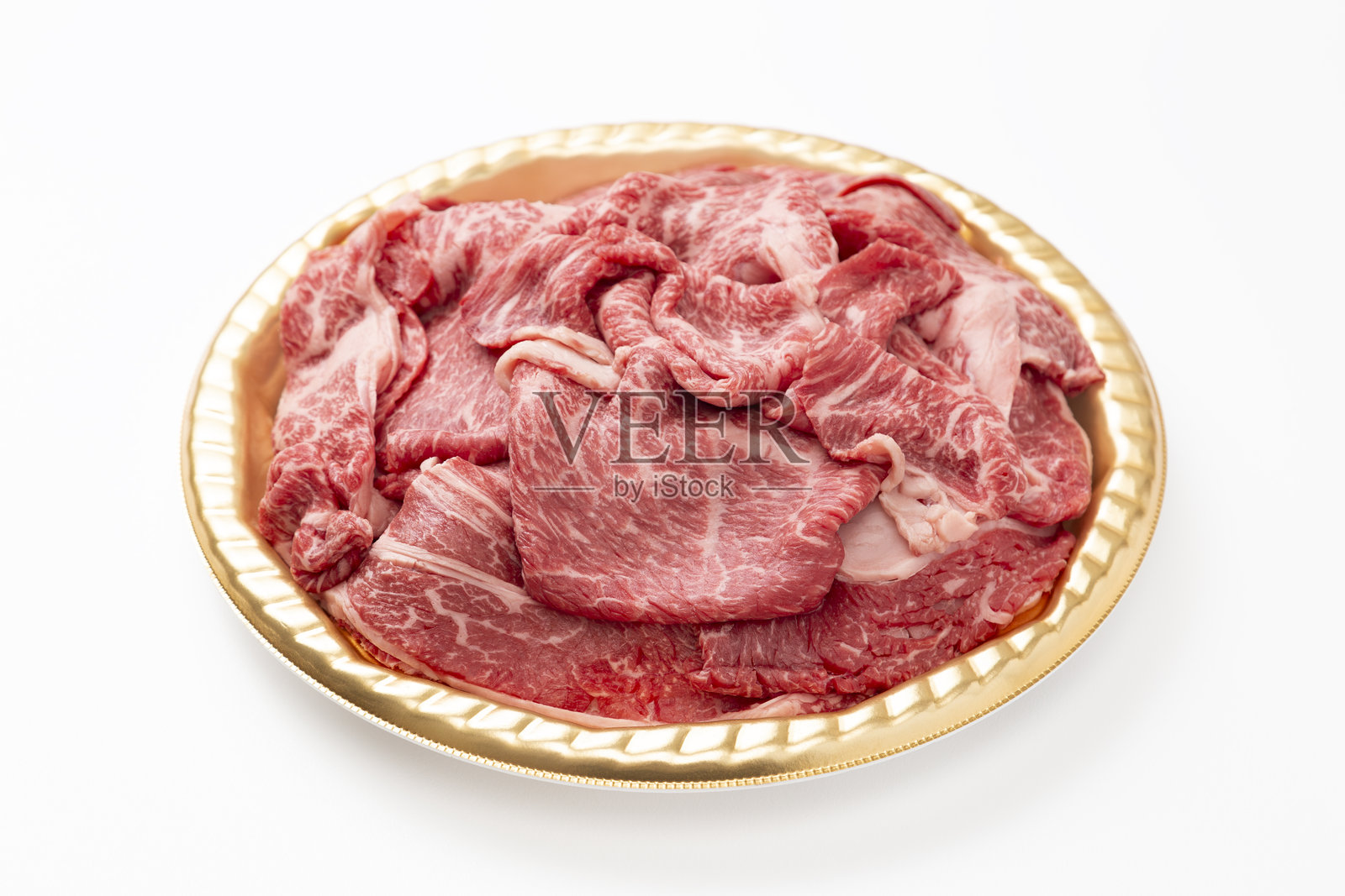 白色背景上的牛肩肉用于涮锅。照片摄影图片