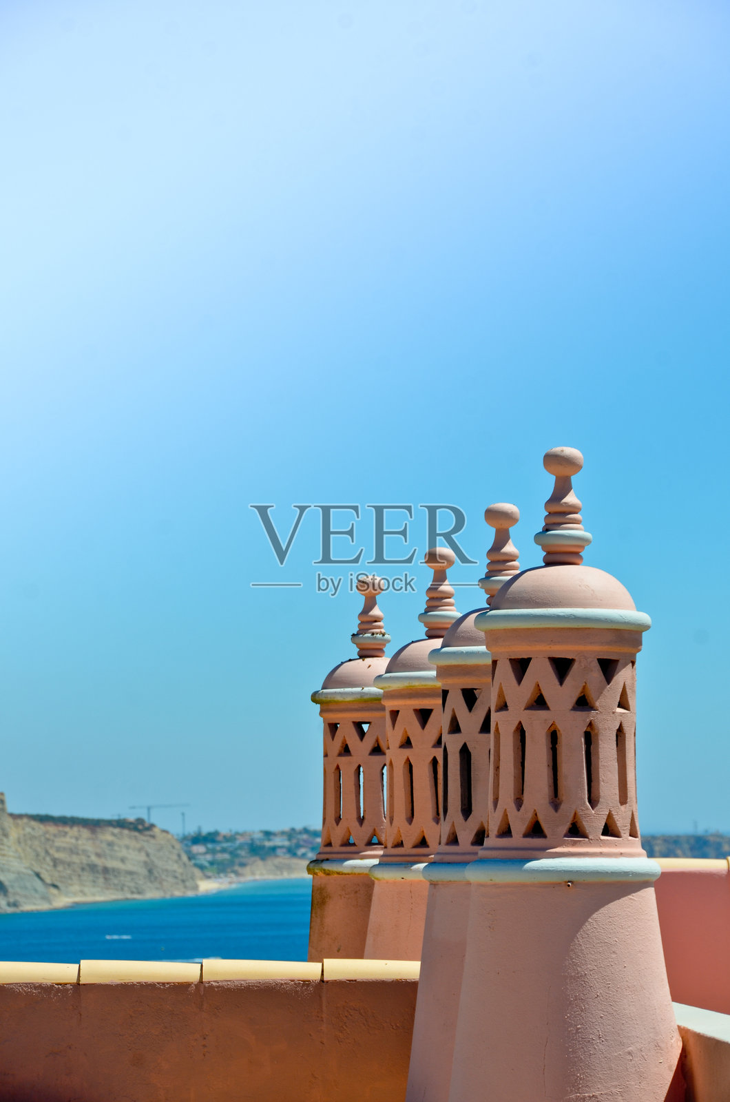 海边的屋顶与晴朗的天空照片摄影图片