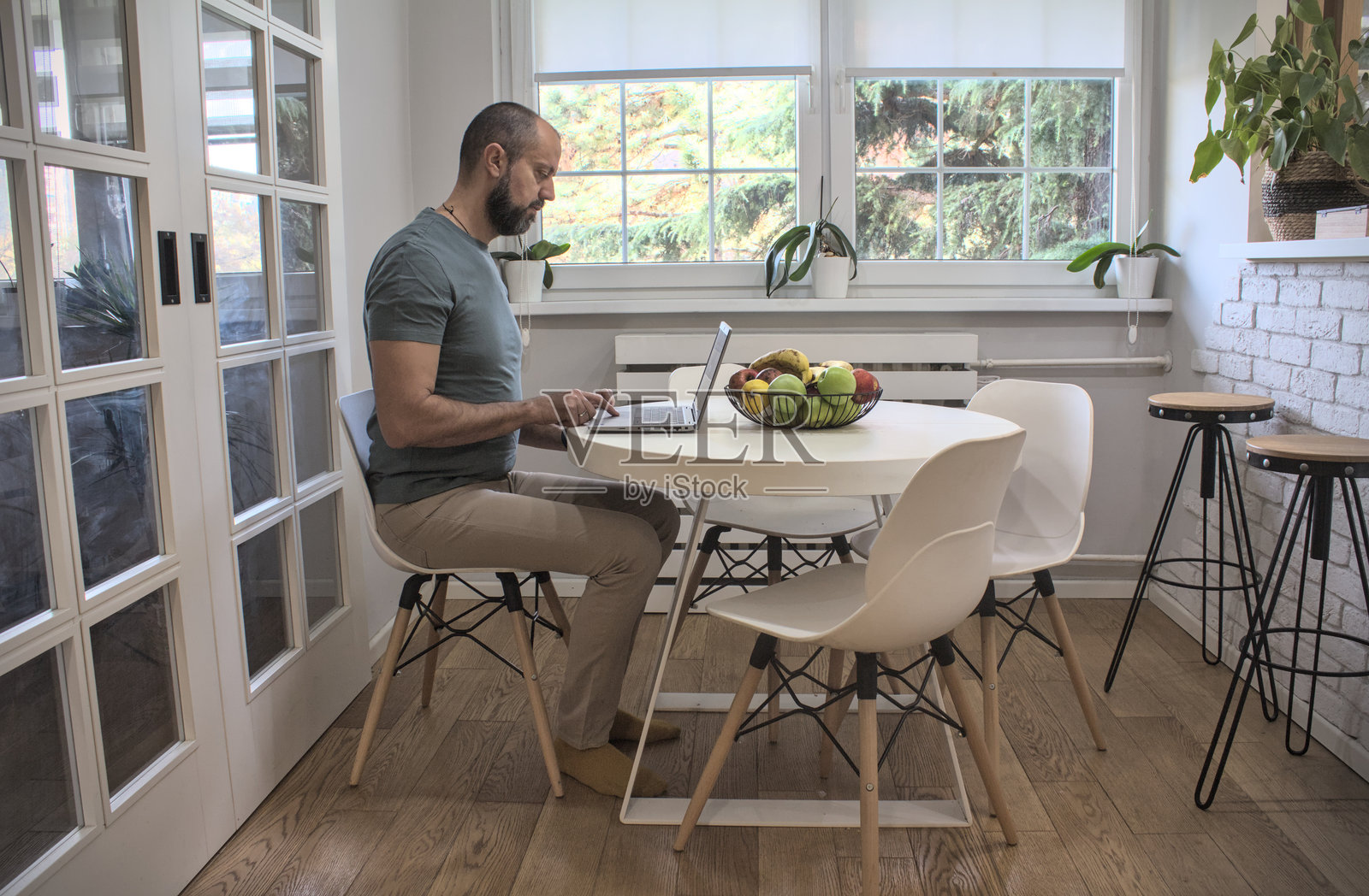 在家使用笔记本电脑的成年男性照片摄影图片