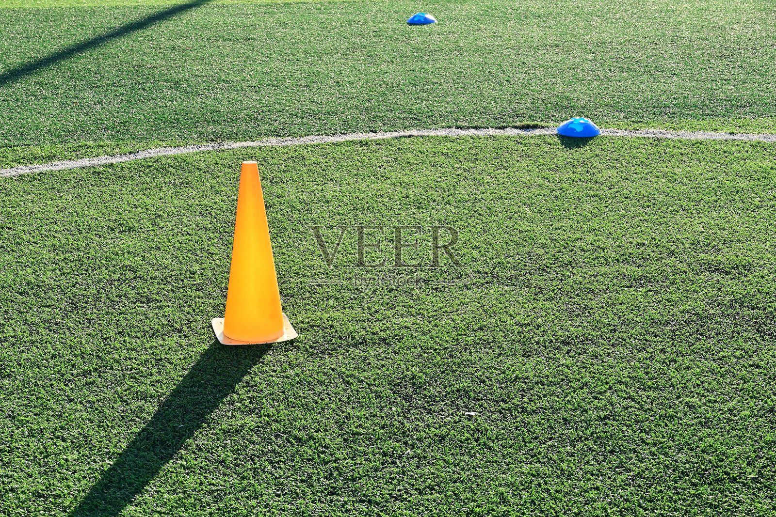 人工草坪足球场与橙色训练锥照片摄影图片