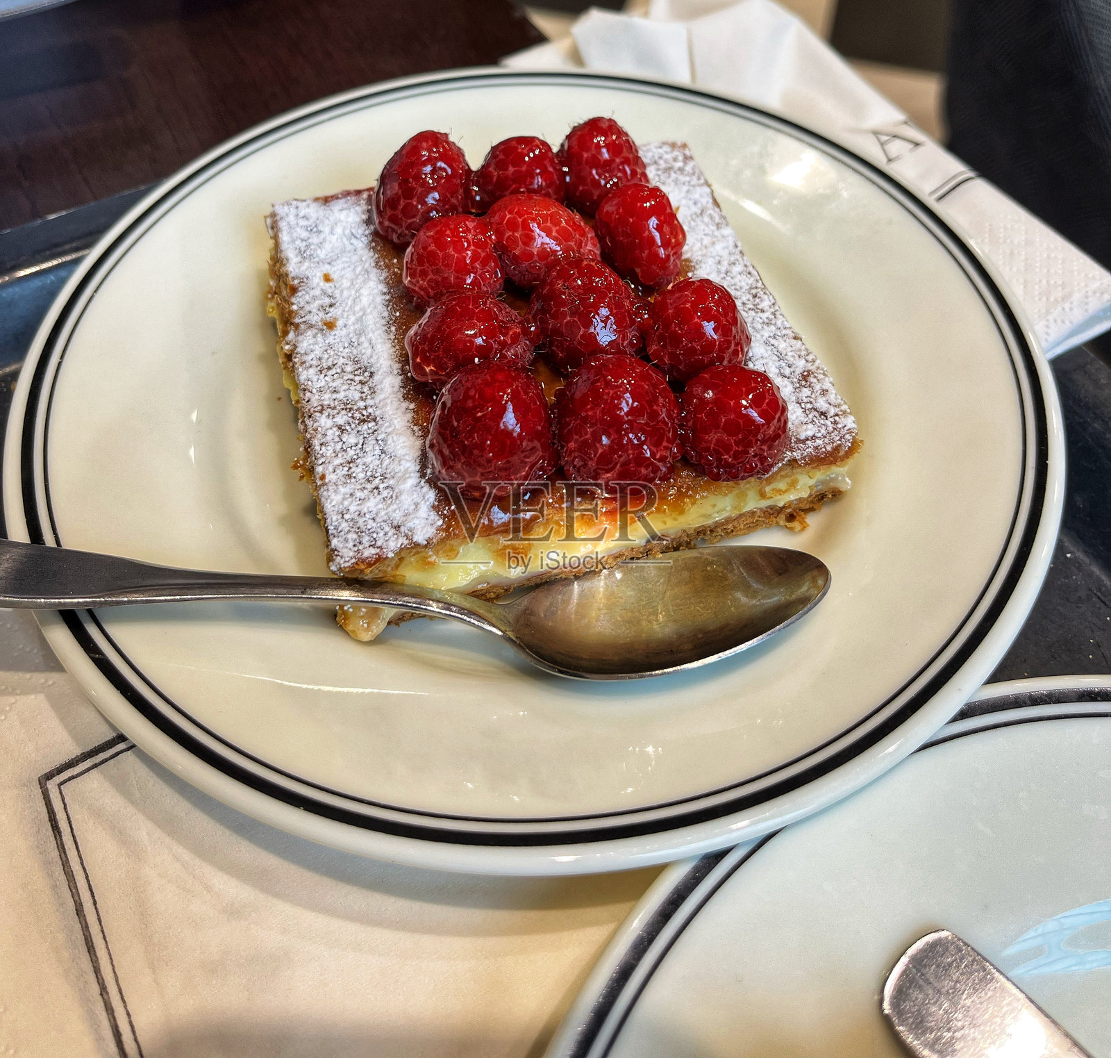 法式餐厅的覆盆子千层酥照片摄影图片