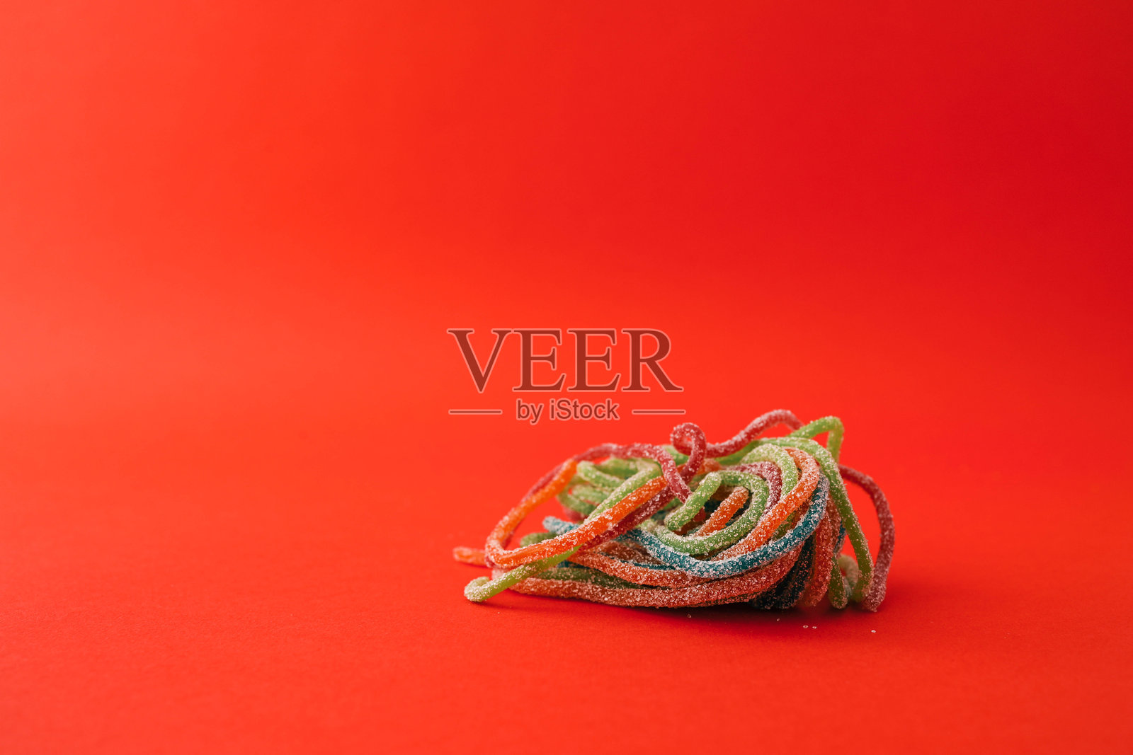 各种色彩缤纷的果冻糖果。俯视图。果冻甜点。软糖。照片摄影图片