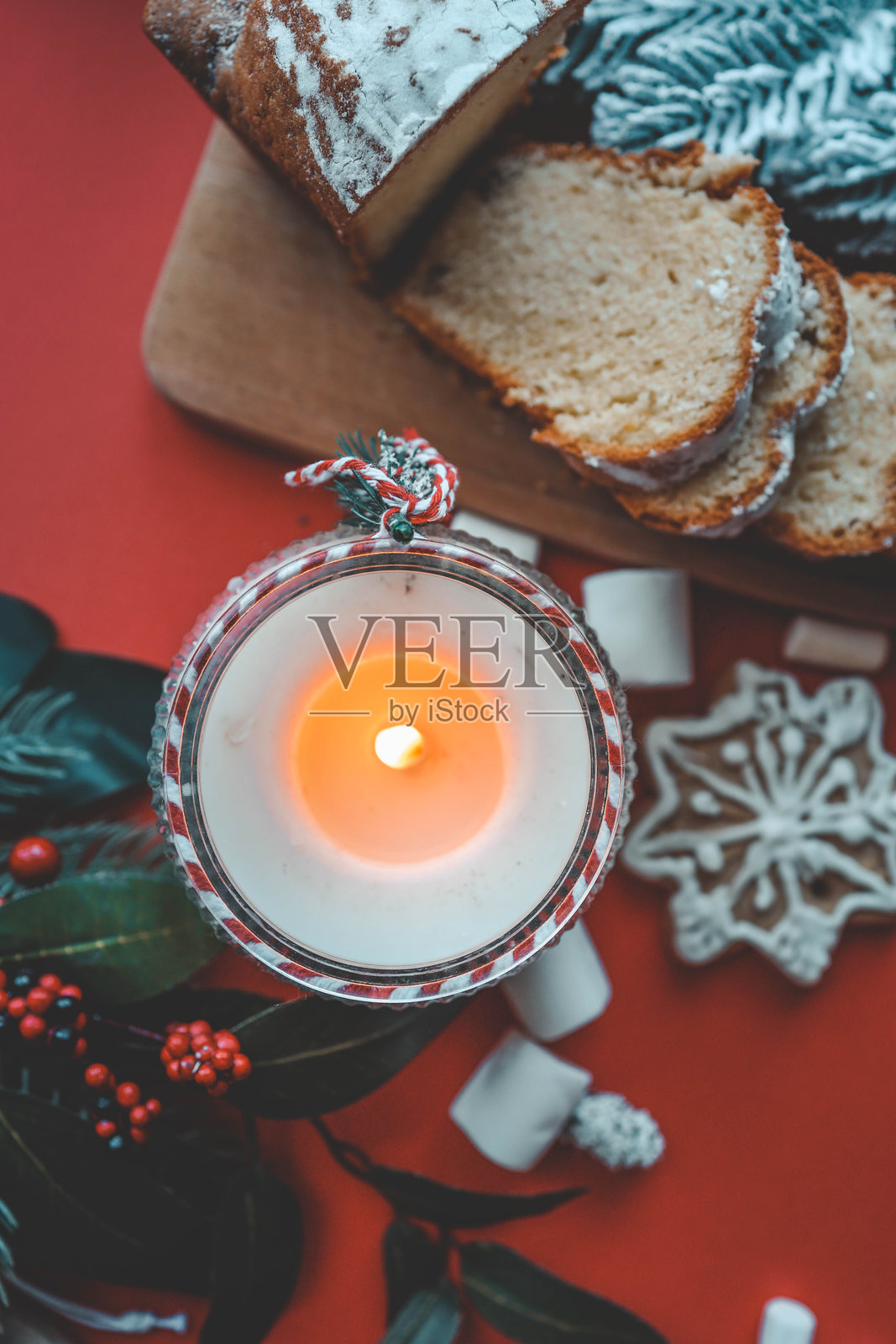 圣诞室内的蜡烛，温馨的氛围照片摄影图片