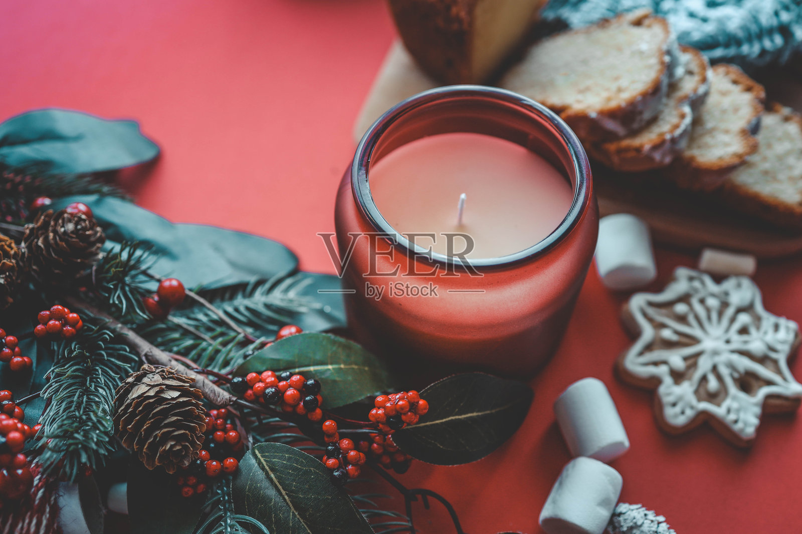 圣诞室内的蜡烛，温馨的氛围照片摄影图片