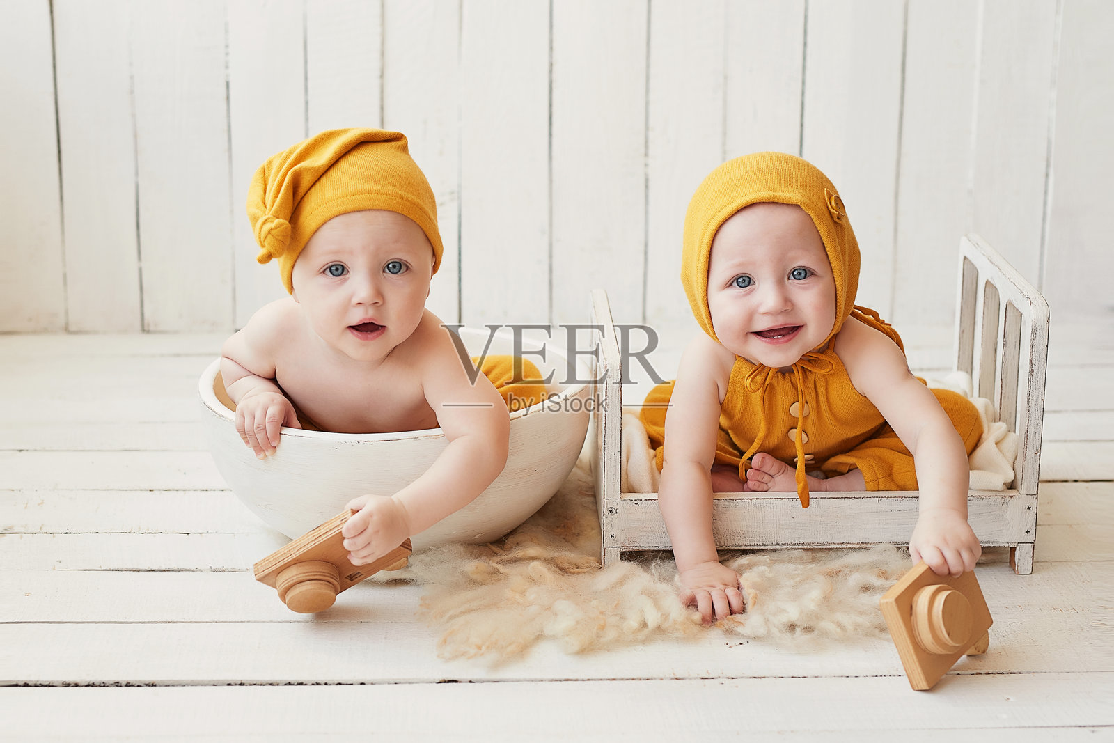 儿童节。可爱搞笑的宝宝在儿童房的床上。可爱的双胞胎男孩。照片摄影图片