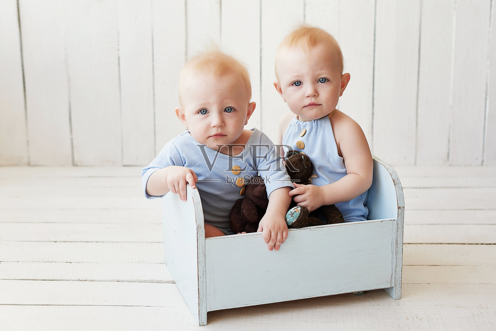 儿童节。可爱搞笑的宝宝在儿童房的床上。可爱的双胞胎男孩。照片摄影图片