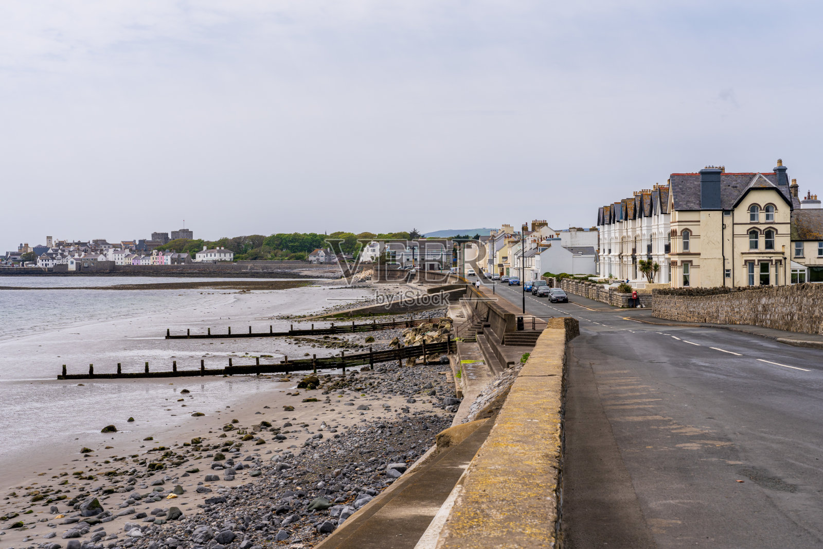 德比港的海滨长廊,背景是马恩岛的卡斯尔镇照片摄影图片