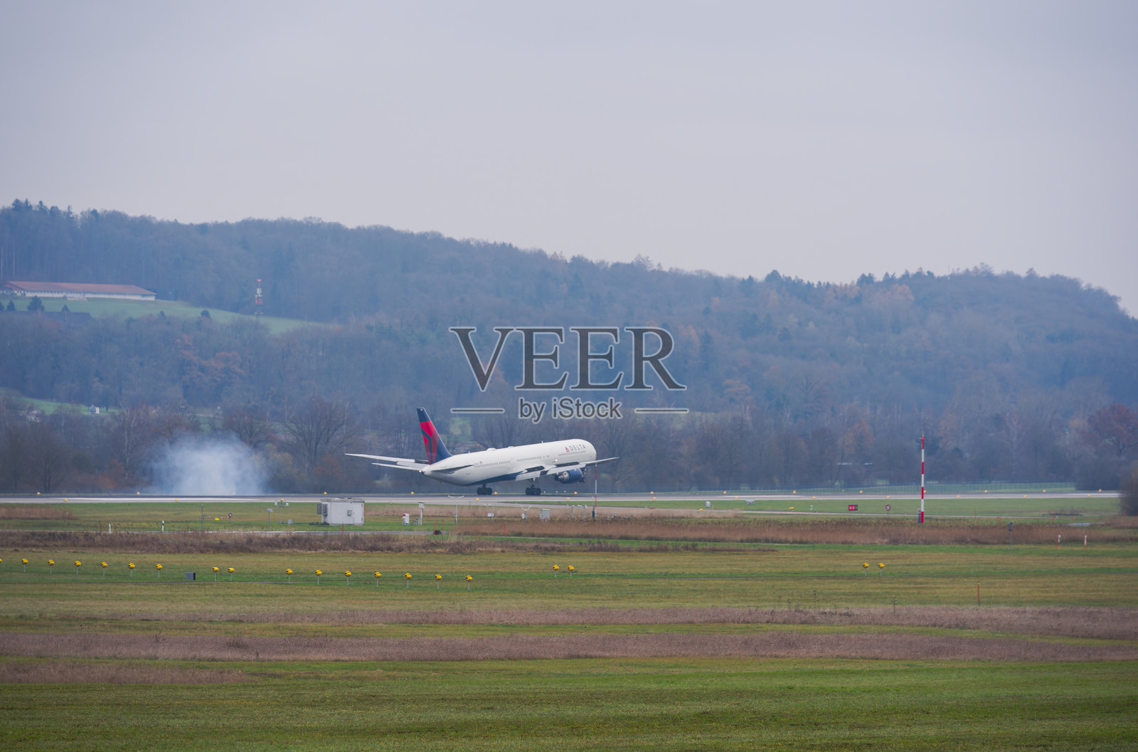 在灰色秋日,达美航空的波音767-432ER客机(注册号N839MH)在苏黎世机场降落的美丽景色。照片摄影图片