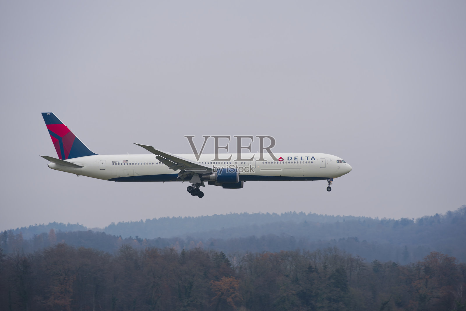 在灰色秋日，达美航空的波音767-432ER客机（注册号N839MH）在苏黎世机场降落的美丽景色。照片摄影图片