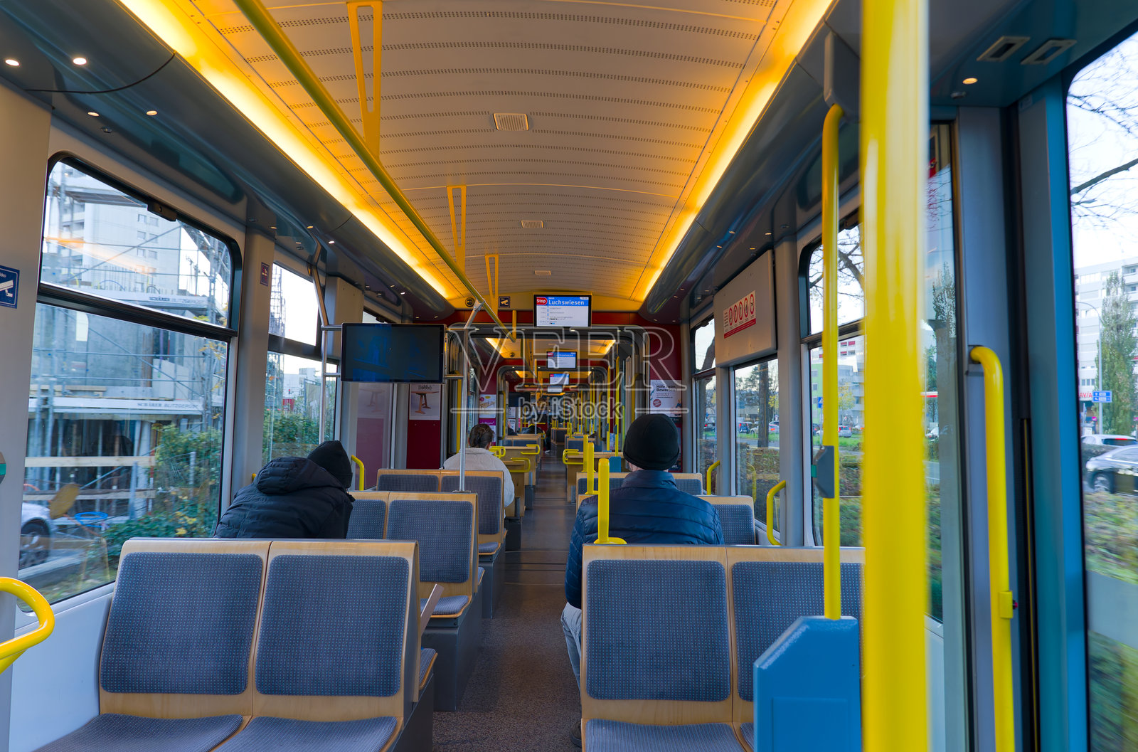 秋天的日子里,瑞士苏黎世的9号电车内乘客和座位的特写。照片摄影图片