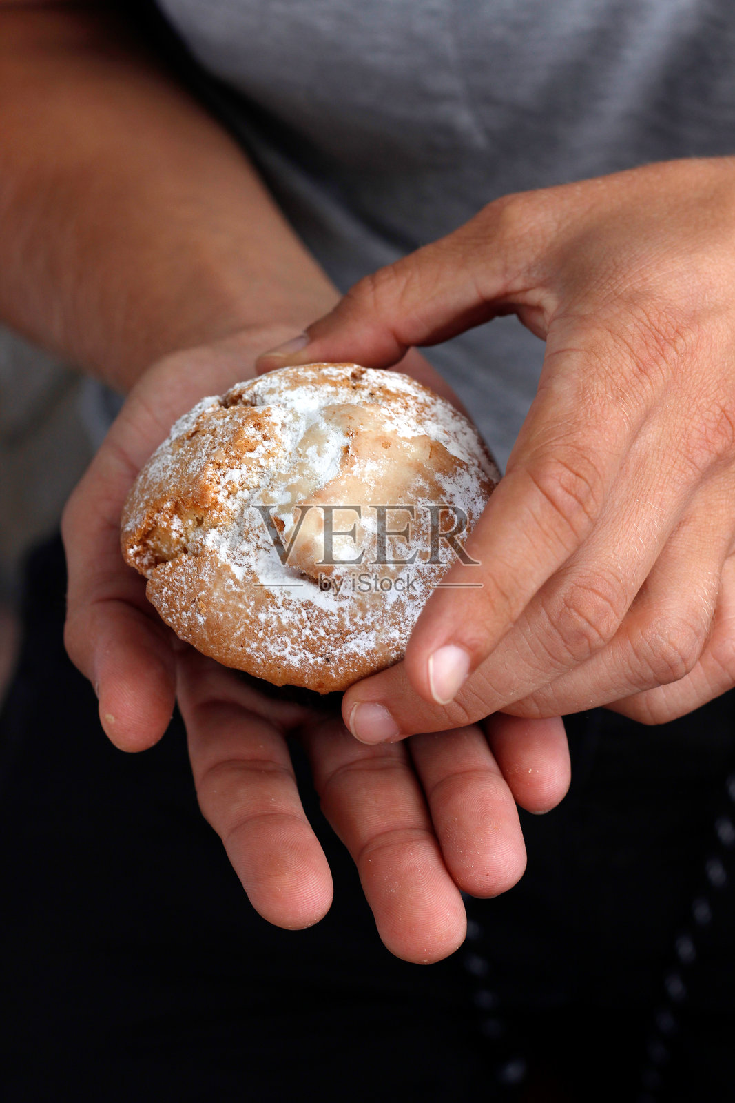 手中拿着杯子蛋糕，甜美的杯子蛋糕在掌心，营养概念照片摄影图片
