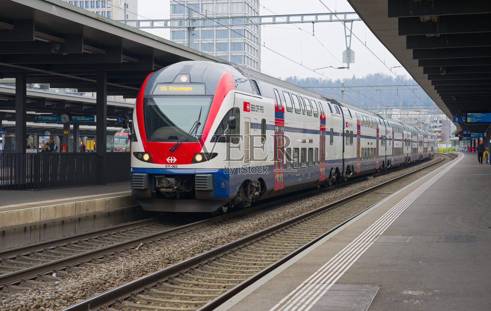 瑞士苏黎世厄尔利孔火车站的乘客列车特写,背景是灰色的秋天。照片摄影图片