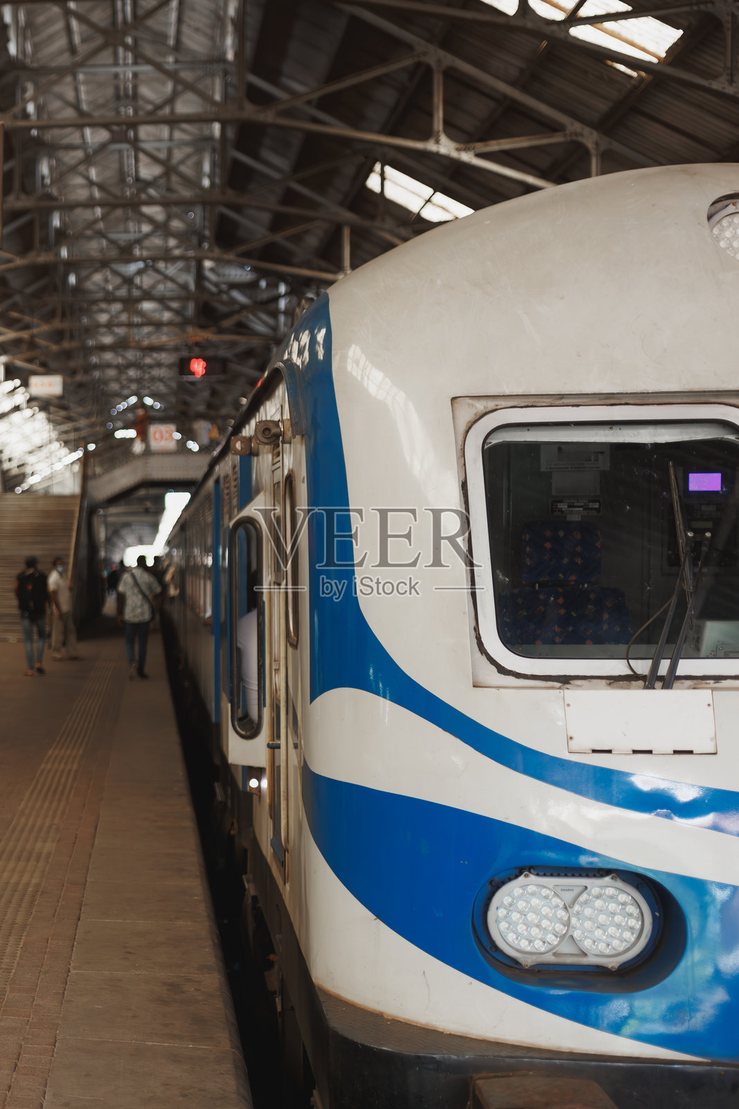 蓝白色火车在车站月台上照片摄影图片