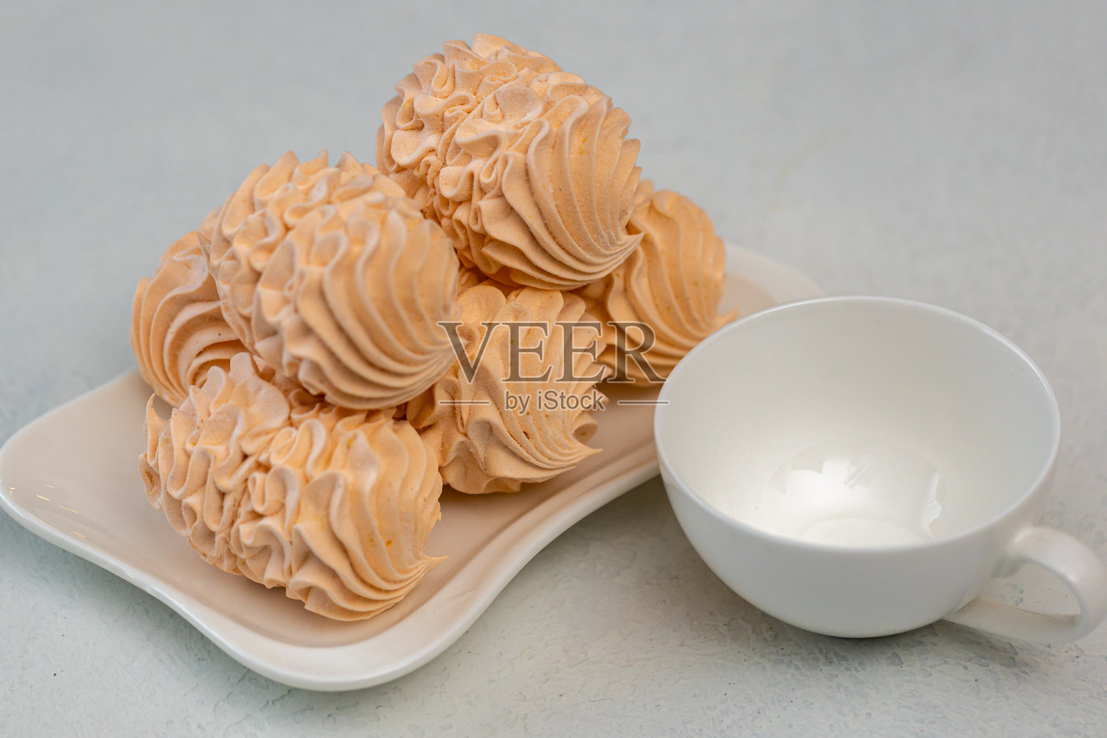 橙色微风与圣诞树背景。节日的美味。照片摄影图片