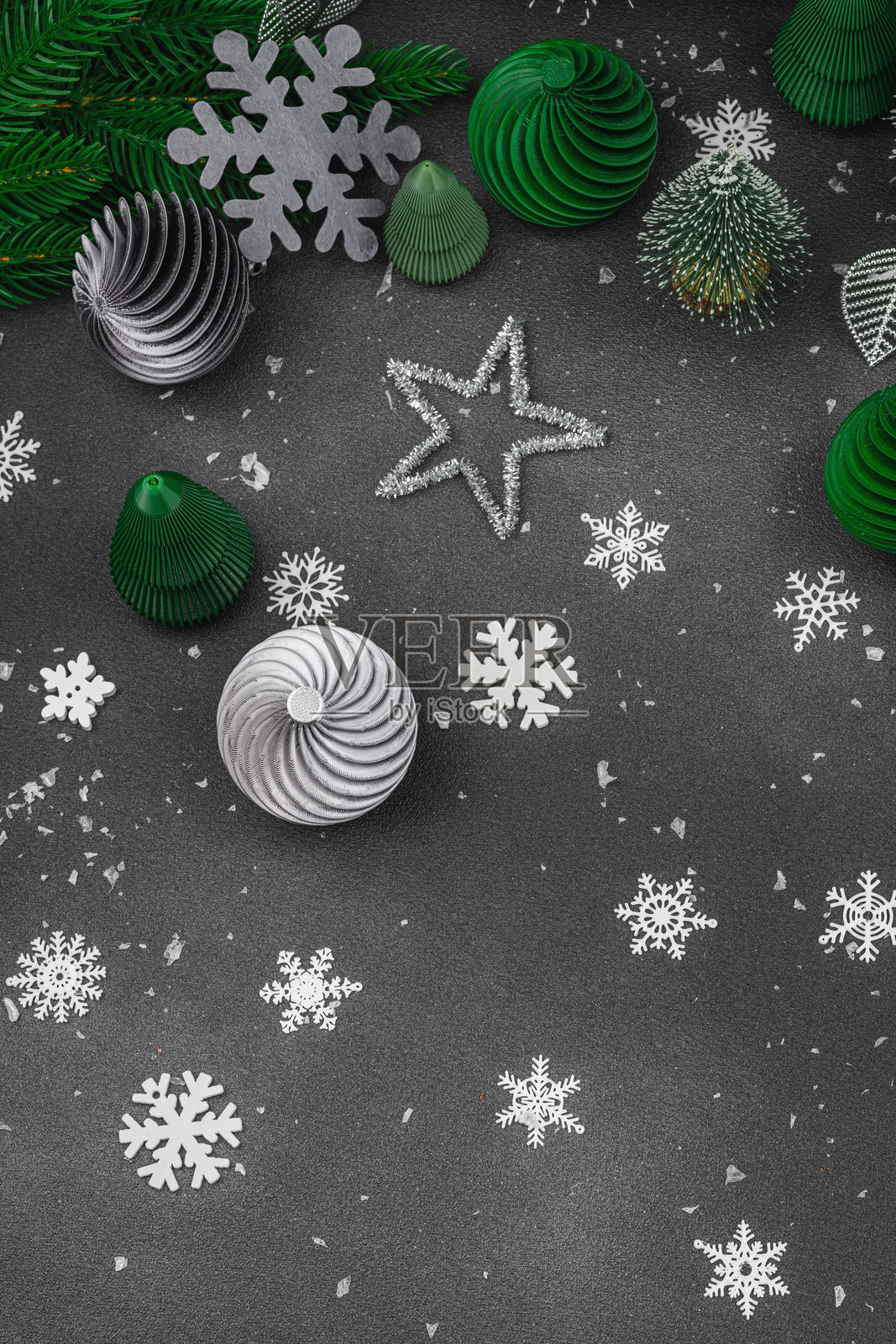 创意新年概念。圣诞组合，节日装饰，手工球和松树照片摄影图片