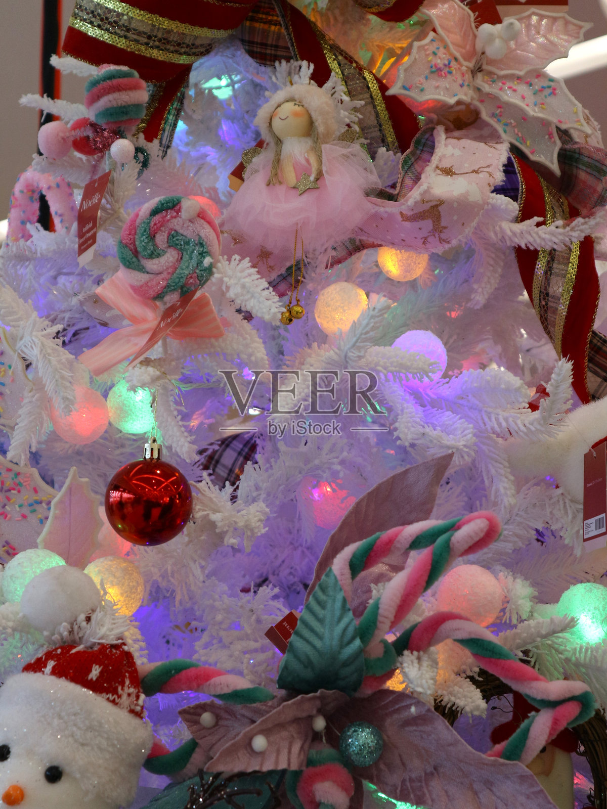 圣诞树装饰球悬挂在圣诞树背景上照片摄影图片