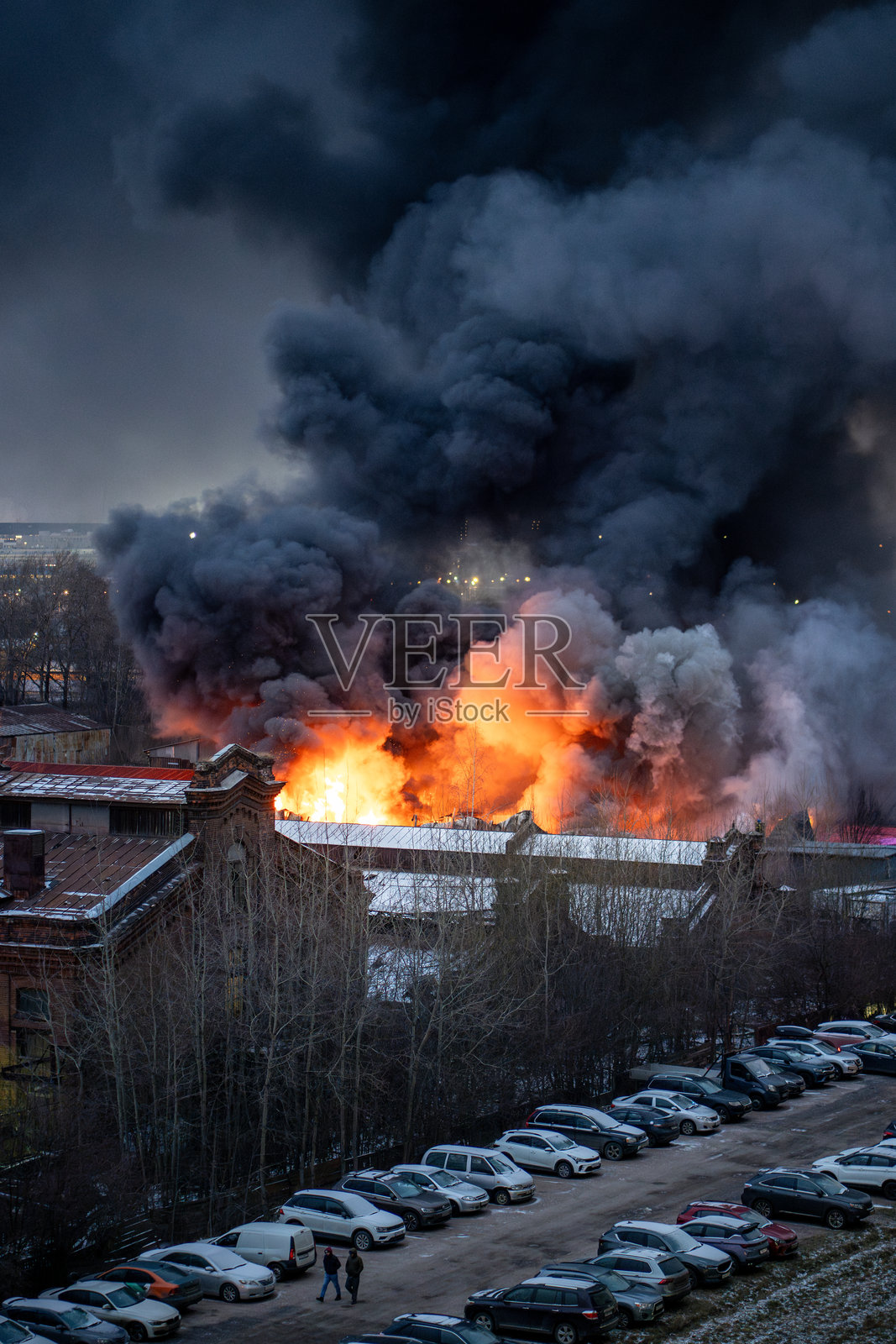 仓库内有毒油漆材料引发的浓烟滚滚的大火。工业火灾，空气污染。照片摄影图片