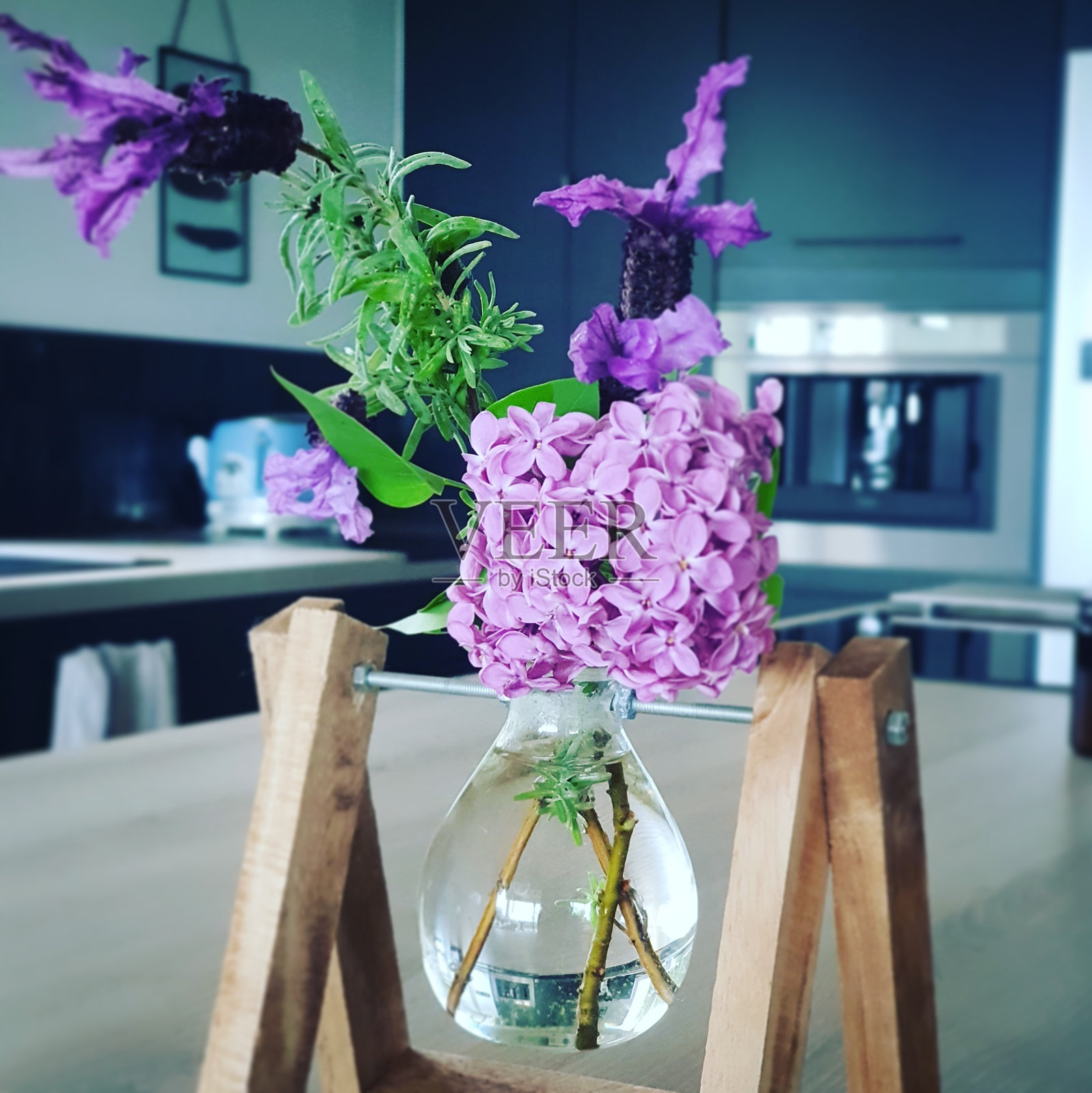 厨房里的丁香和薰衣草照片摄影图片