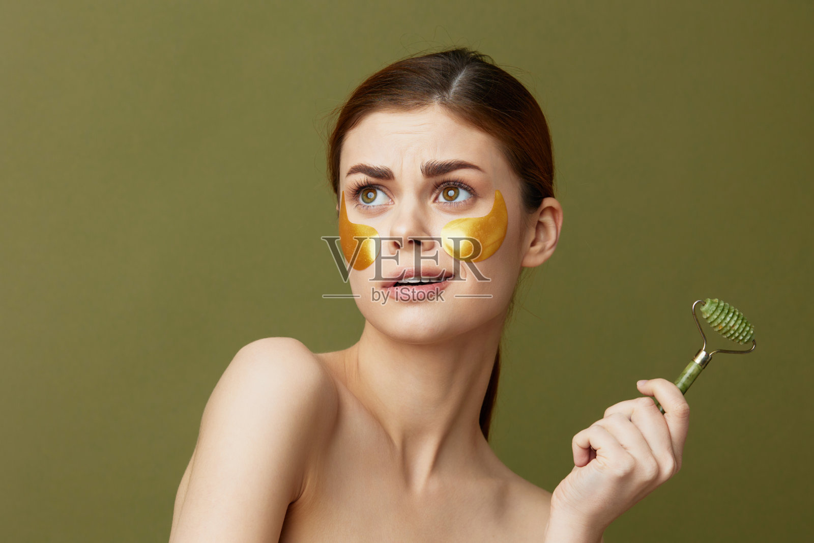 美丽的女性在淋浴后享受护肤乐趣，进行面部按摩特写生活方式照片摄影图片