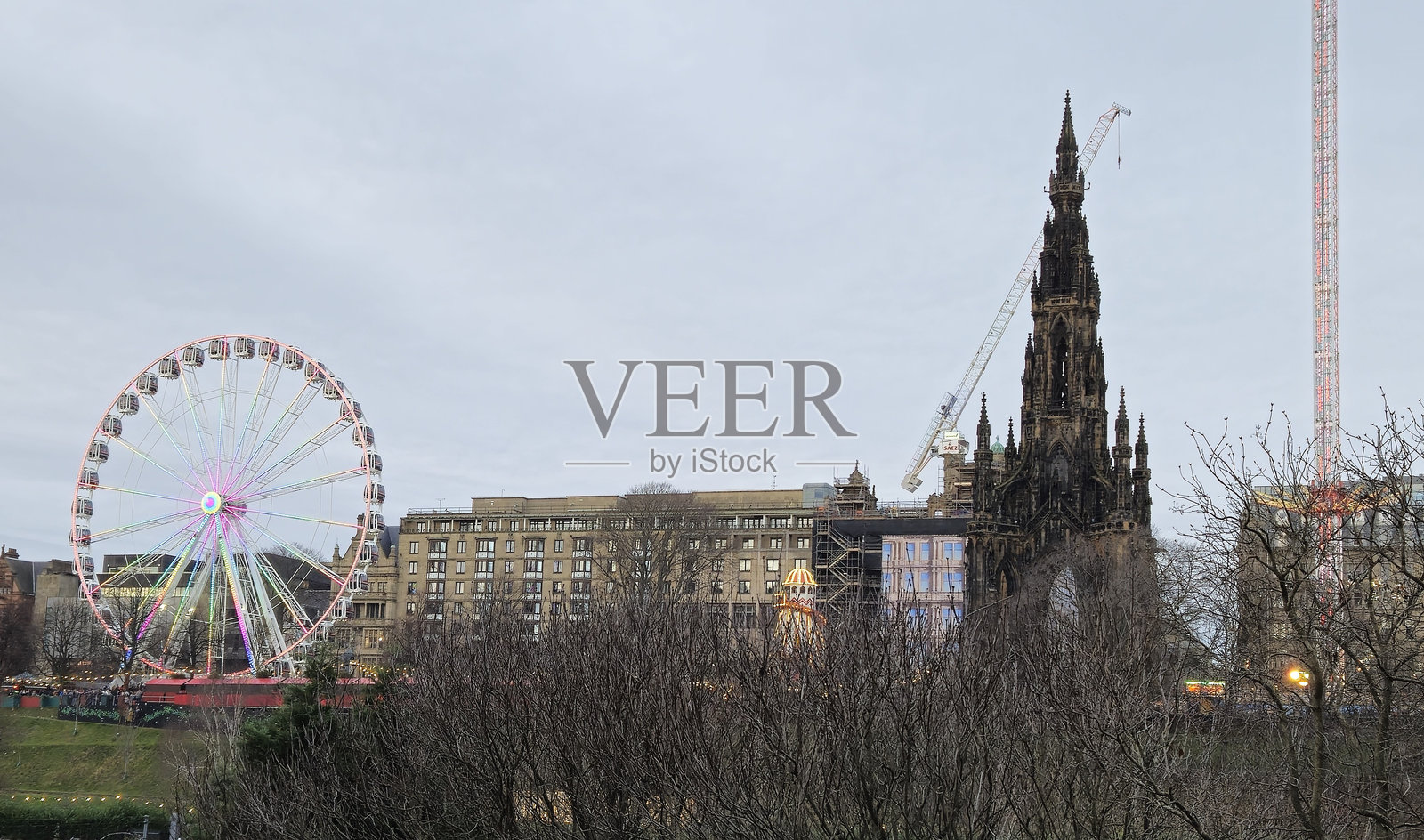 爱丁堡，苏格兰，英国，王子街花园的LNER大轮和斯科特纪念碑照片摄影图片