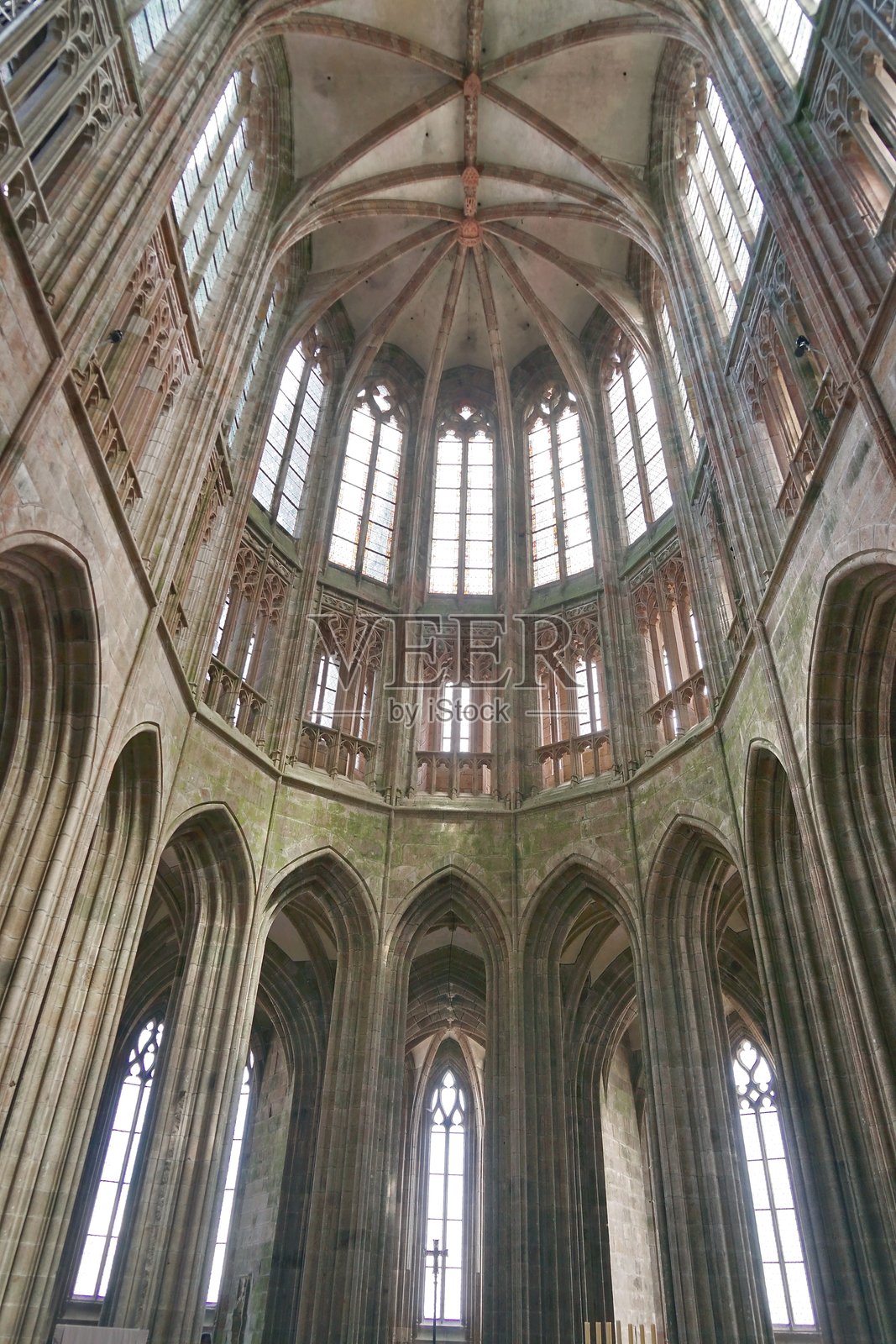 诺曼底圣米歇尔修道院教堂的内部照片摄影图片