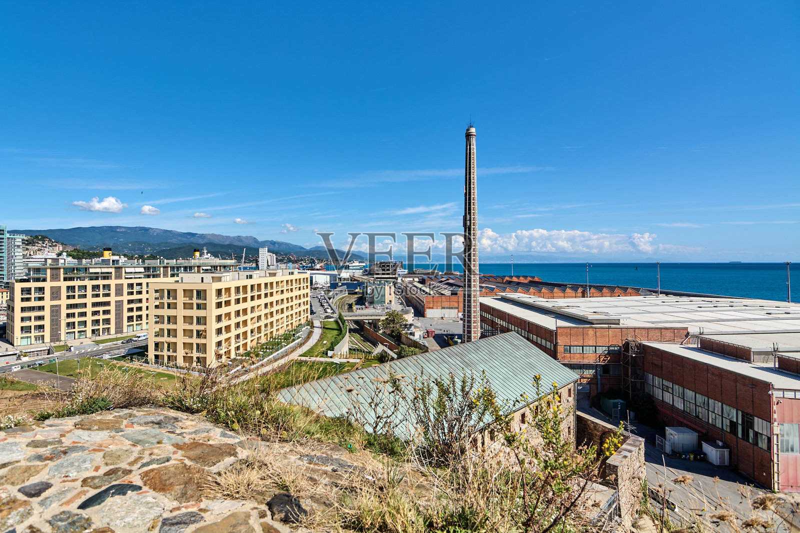 城市风景，公园与建筑工地相映成趣照片摄影图片
