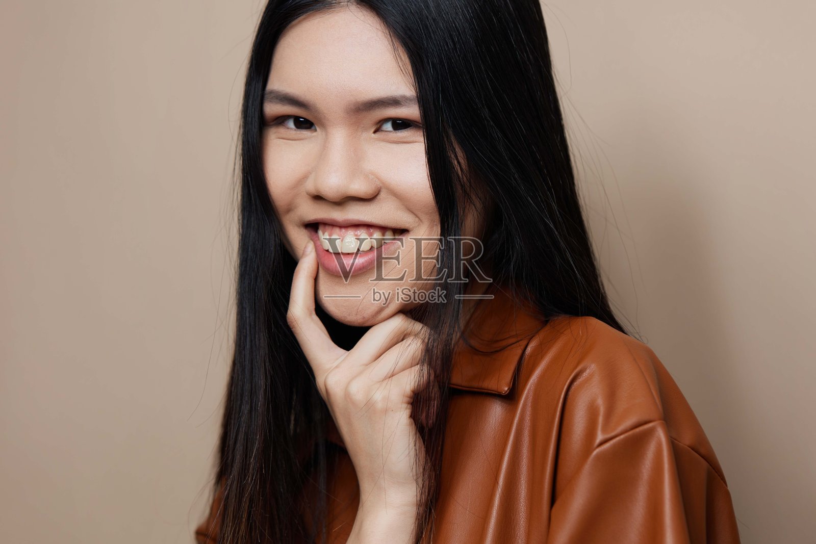 女性的女性气质，化妆时尚，美丽的亚洲肖像，魅力模特，美容，发型，米色照片摄影图片