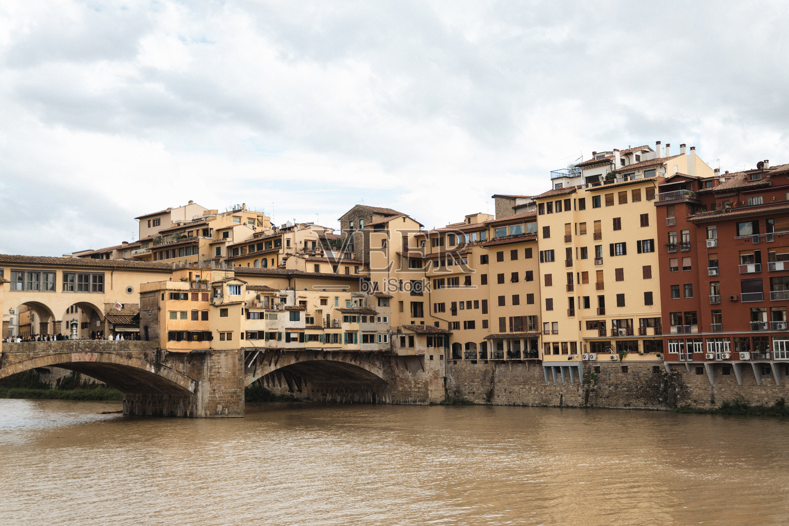 佛罗伦萨的维奇奥桥和阿诺河沿岸的建筑照片摄影图片