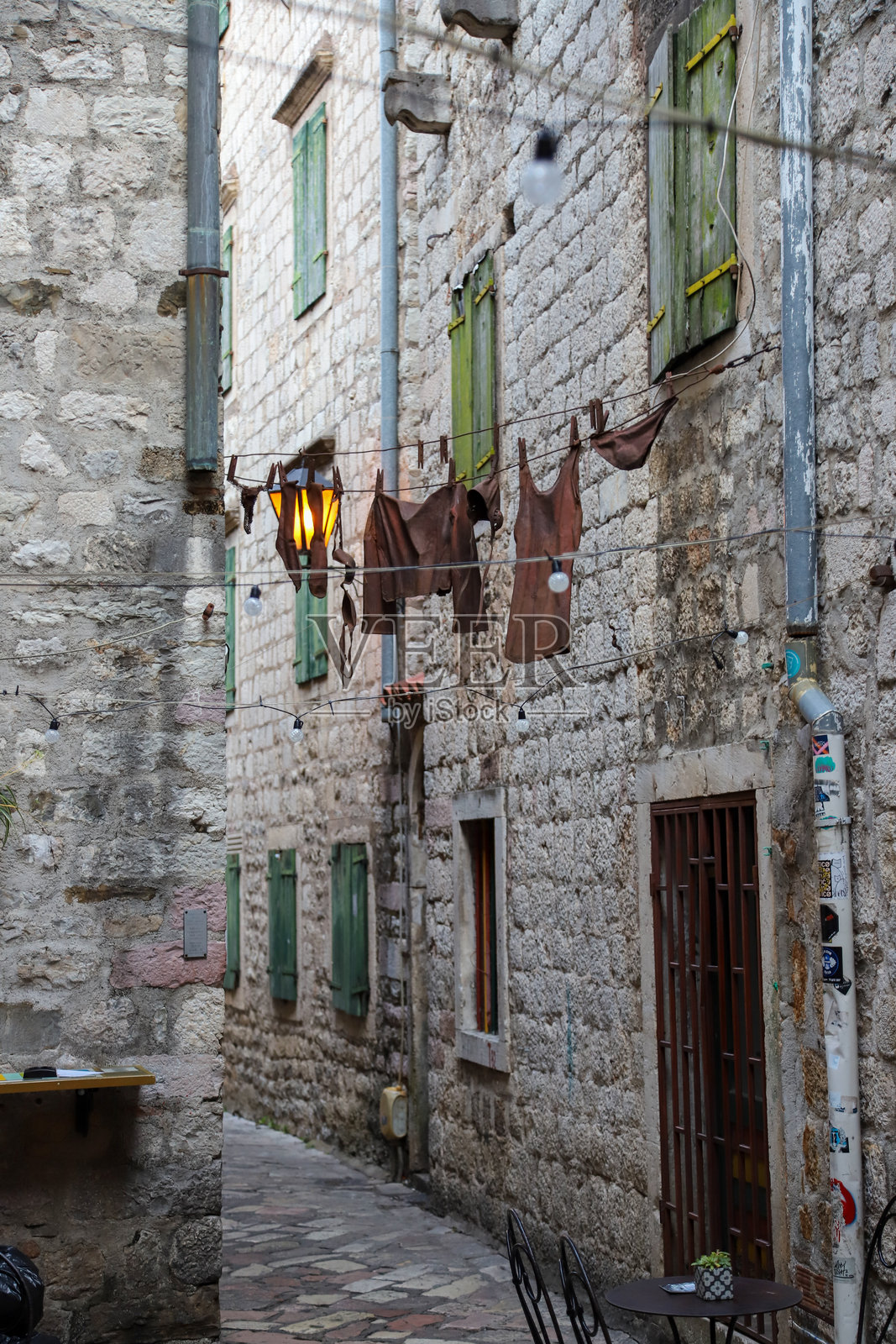 科托尔狭窄的鹅卵石街道和历史悠久的石头房屋，联合国教科文组织世界遗产。老城区建筑细节。照片摄影图片