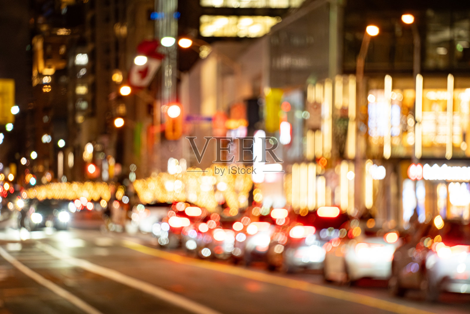 傍晚时分城市中心模糊的交通景象。照片摄影图片