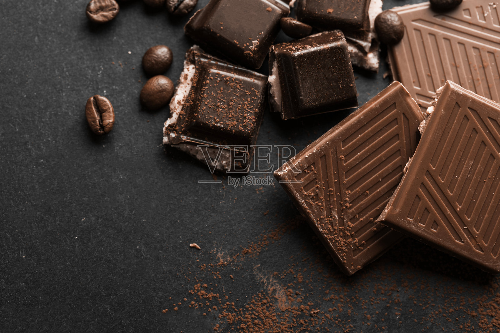 各种自制巧克力糖果在木质背景上展示照片摄影图片