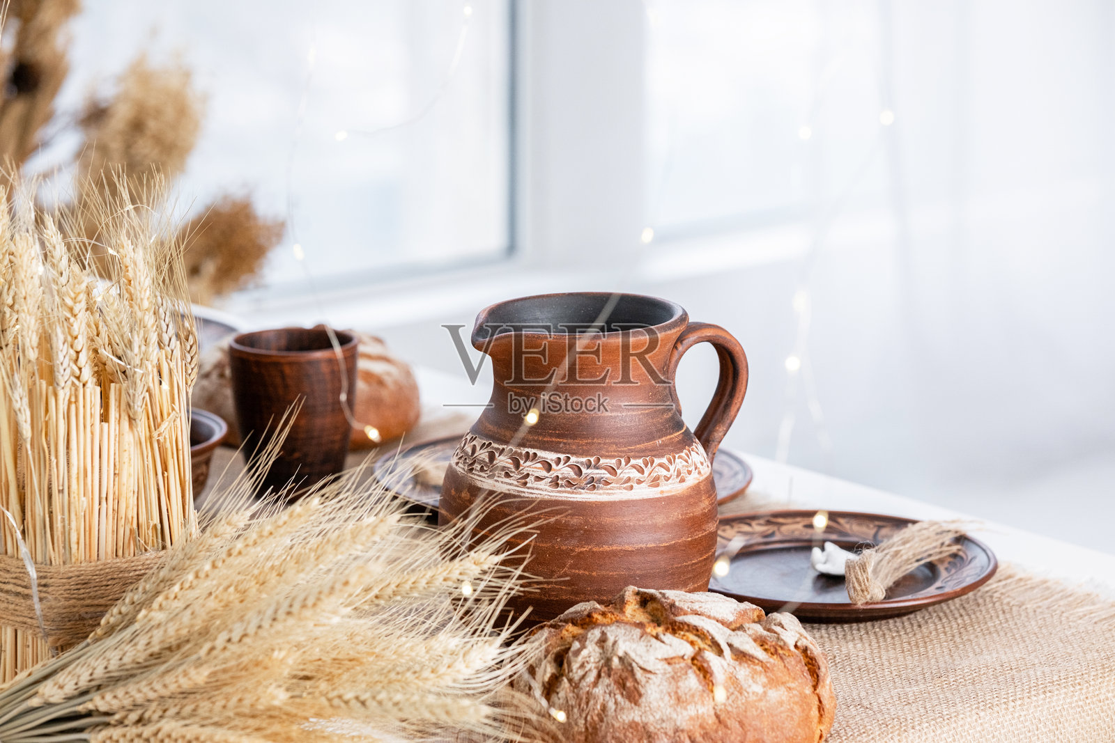 圣诞节布置，搭配陶器和收获的小麦，庆祝冬季节日照片摄影图片