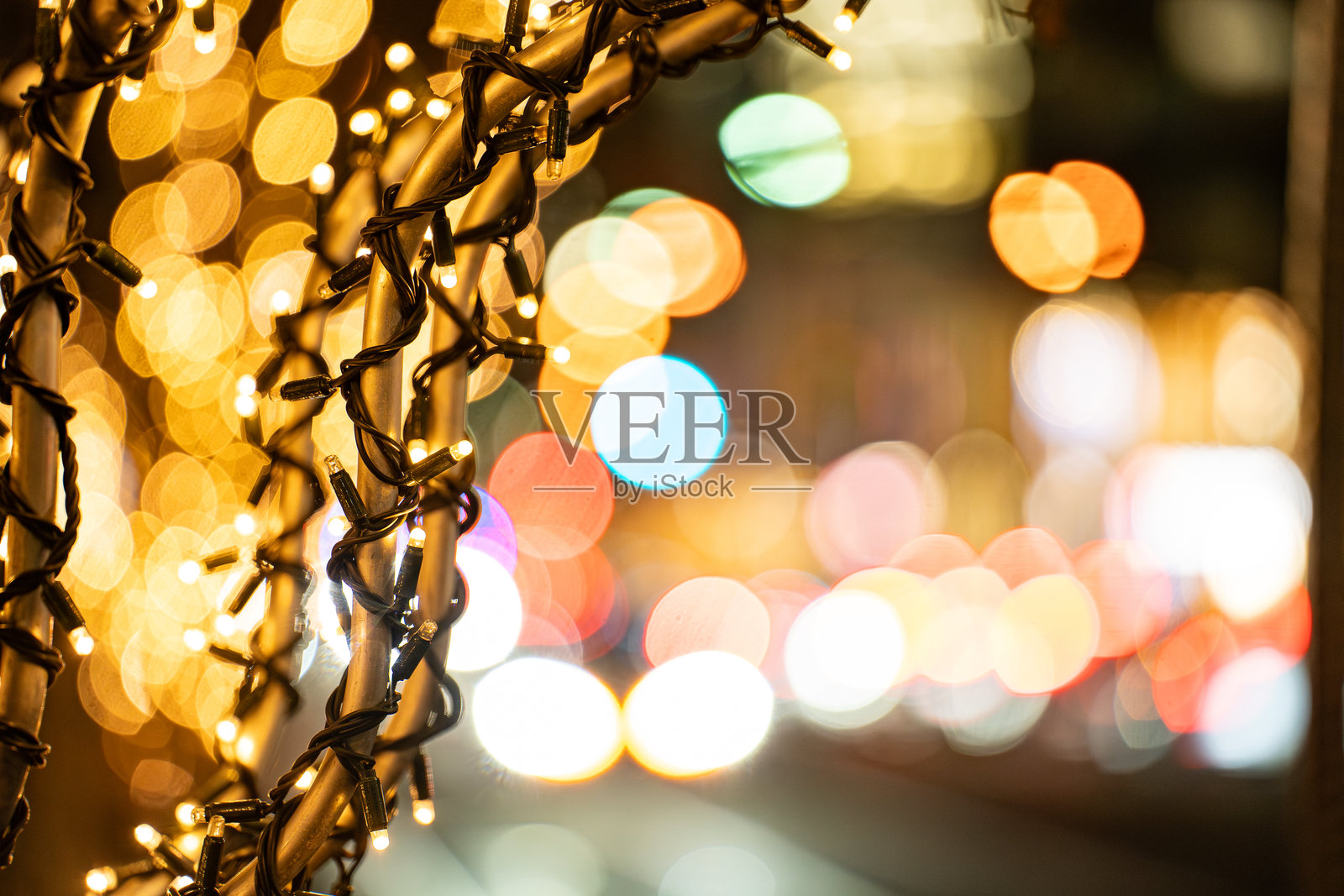 城市夜晚的圣诞灯饰。照片摄影图片