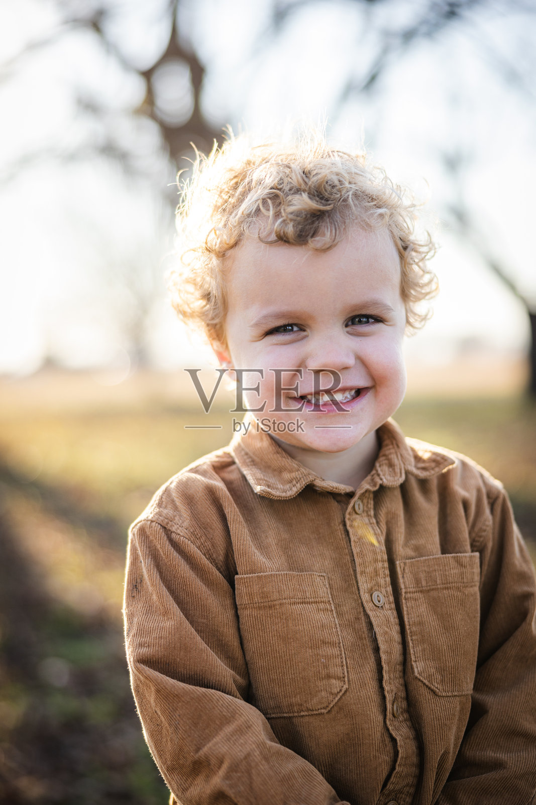 户外小男孩的肖像照片摄影图片