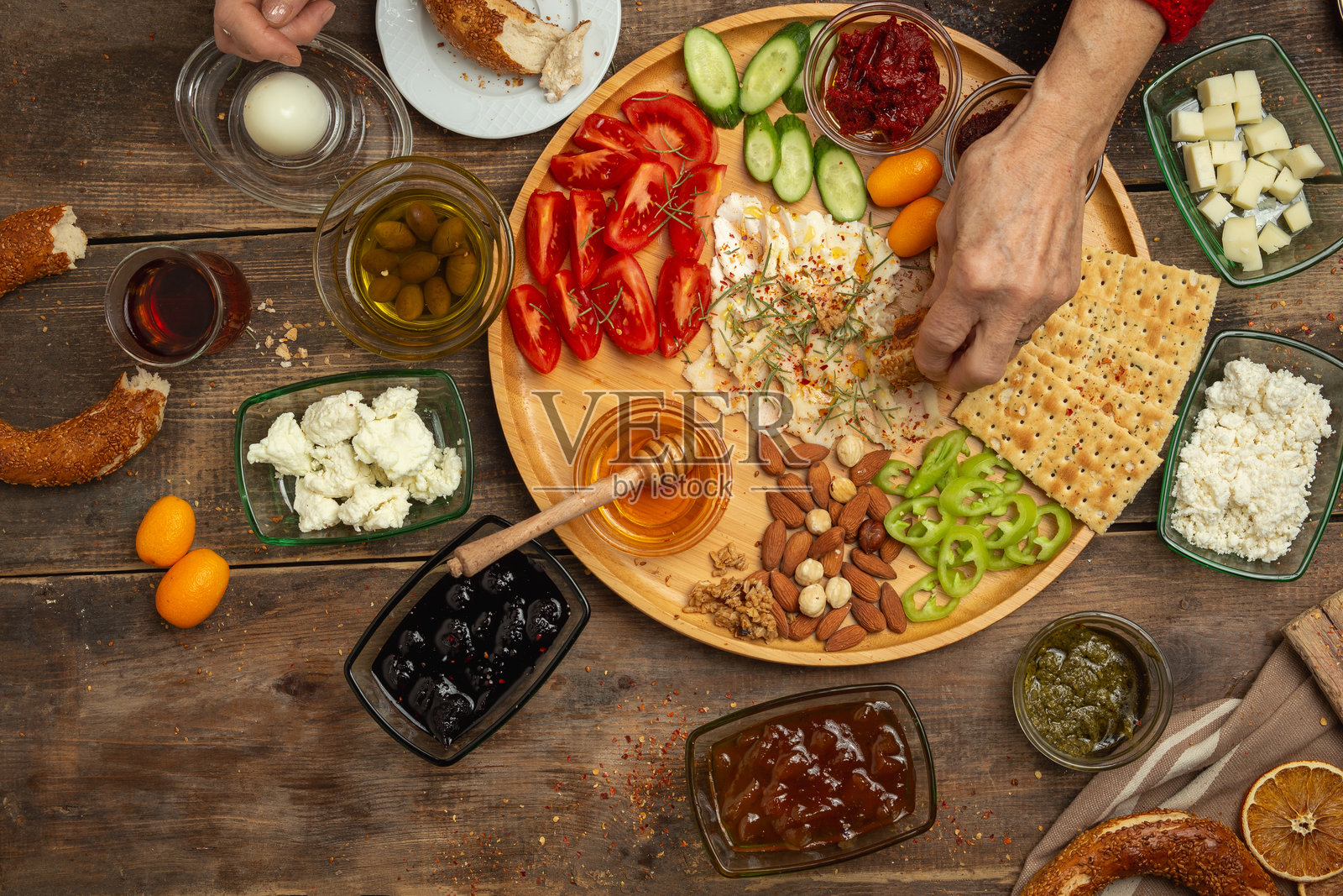土耳其早餐的核心：芝麻西米面包和黄油板照片摄影图片