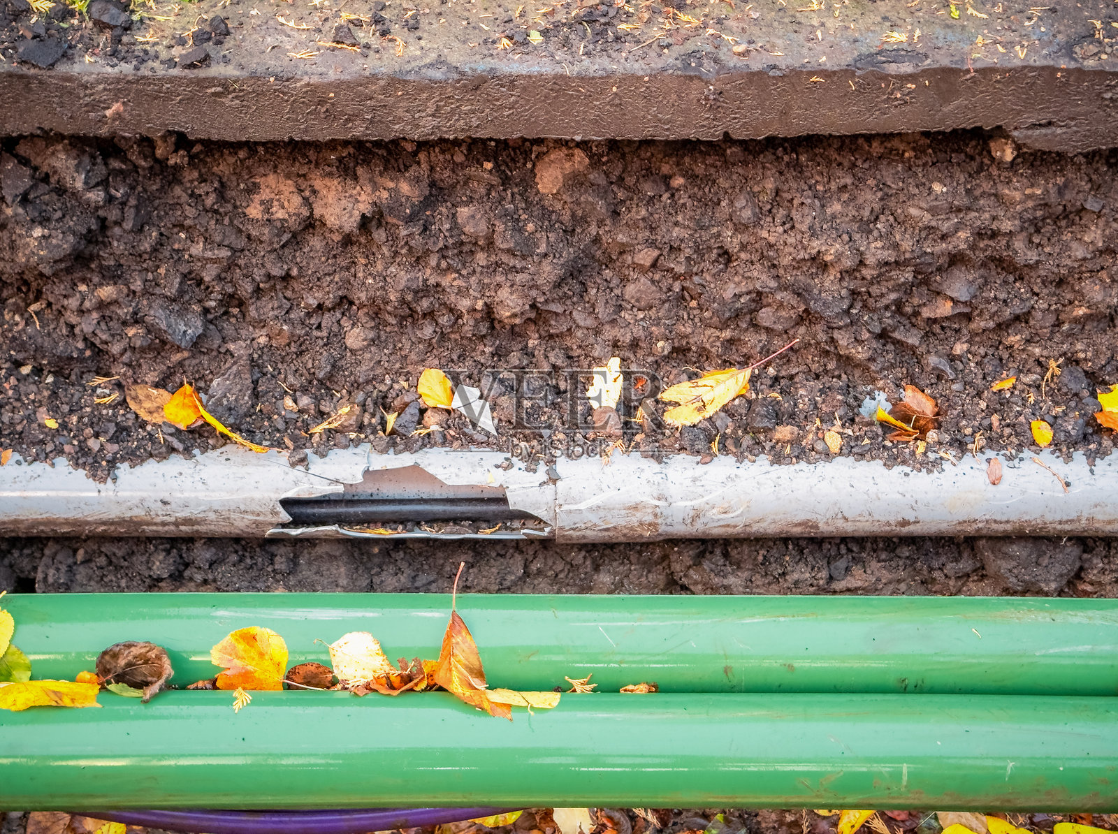街道下方的电缆和管道照片摄影图片