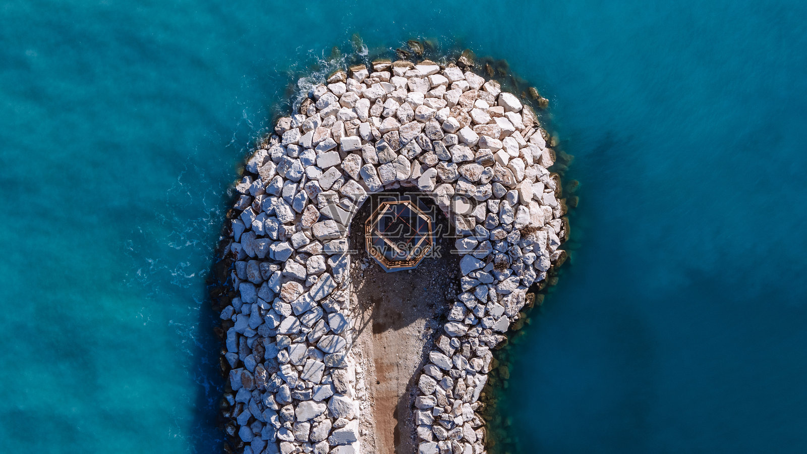未完成的港口建设：废弃沿海项目的航拍视图照片摄影图片