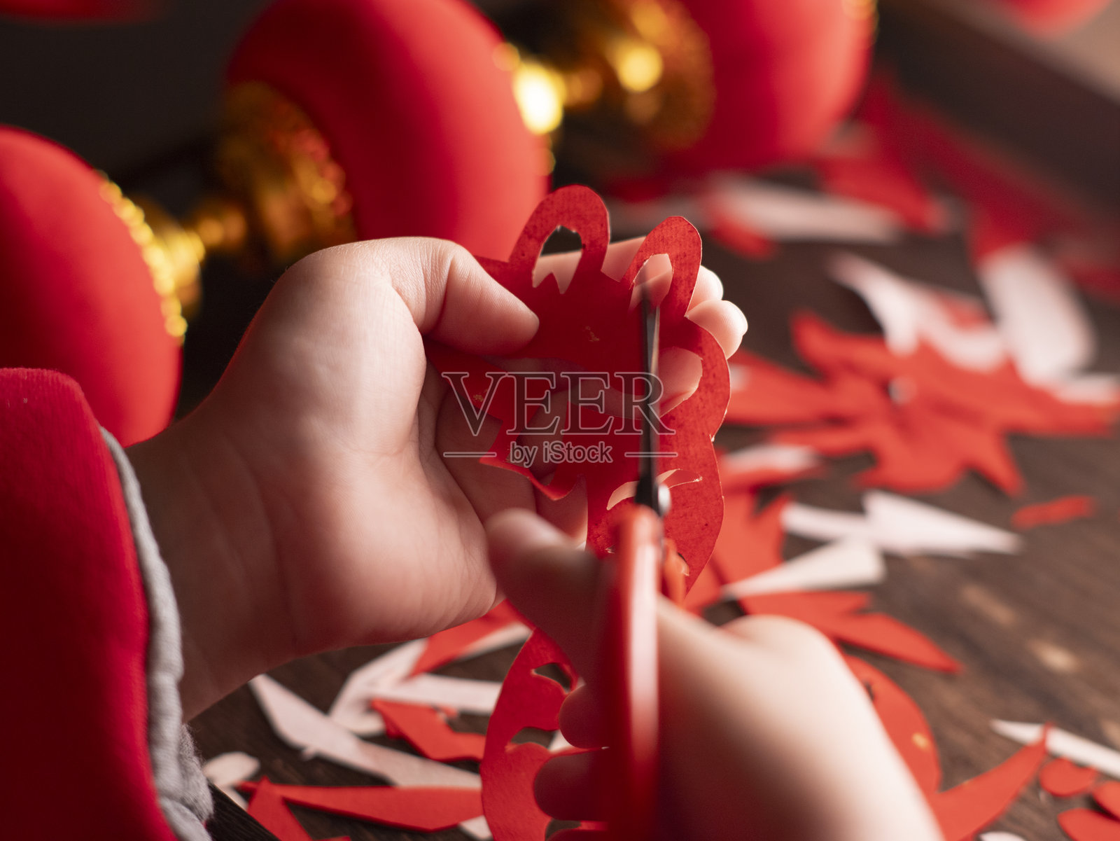 春节儿童剪纸窗花装饰照片摄影图片