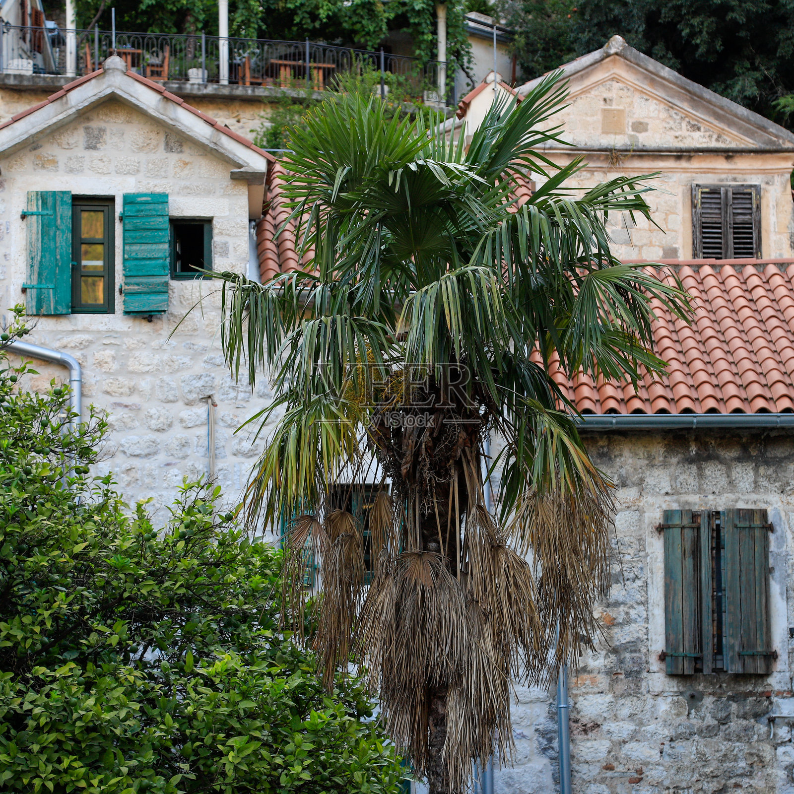 科托尔狭窄的鹅卵石街道和历史悠久的石头房屋，联合国教科文组织世界遗产。老城区建筑细节。照片摄影图片