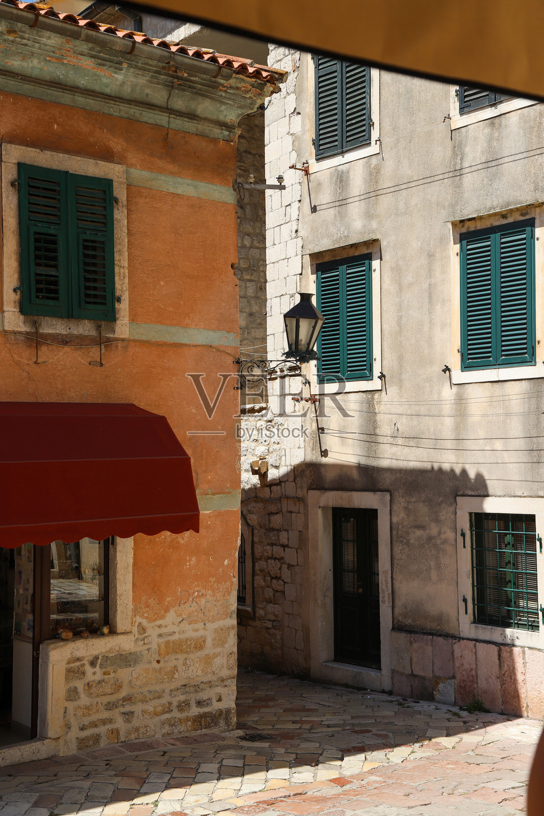 科托尔狭窄的鹅卵石街道和历史悠久的石头房屋，联合国教科文组织世界遗产。老城区建筑细节。照片摄影图片