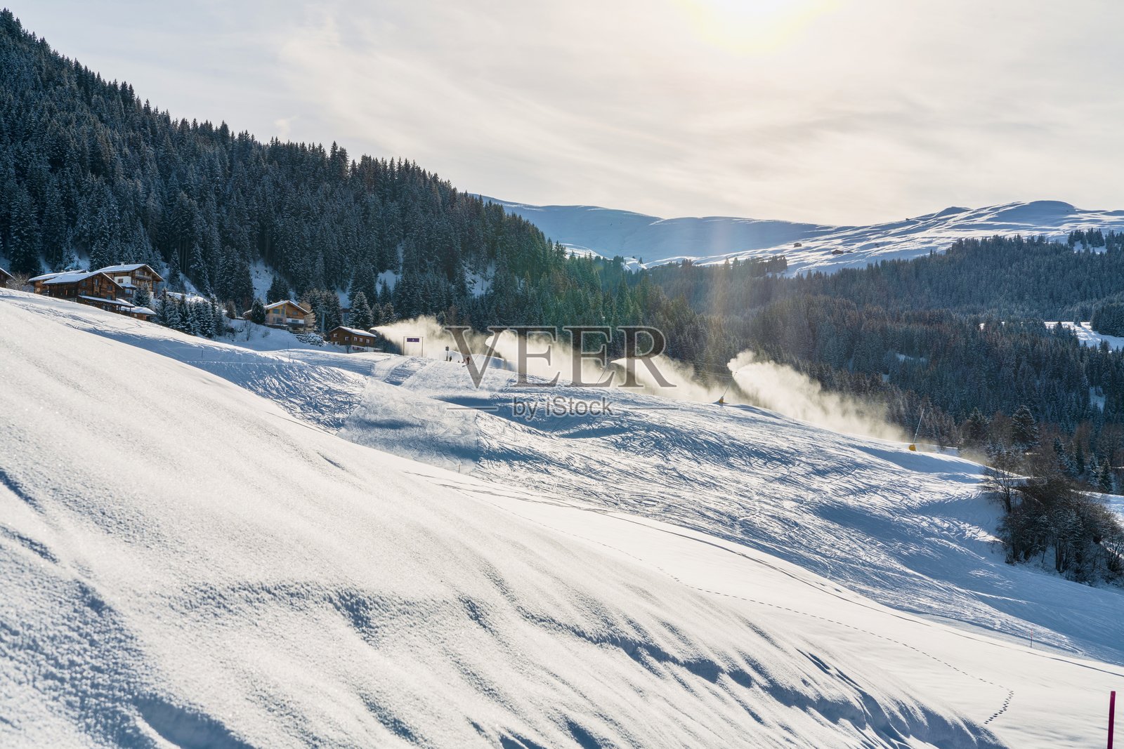 瑞士冬季仙境。安德马特附近的奥贝萨克森·蒙道恩·苏尔塞尔瓦山村的新鲜雪景。美丽日出中的小木屋。照片摄影图片