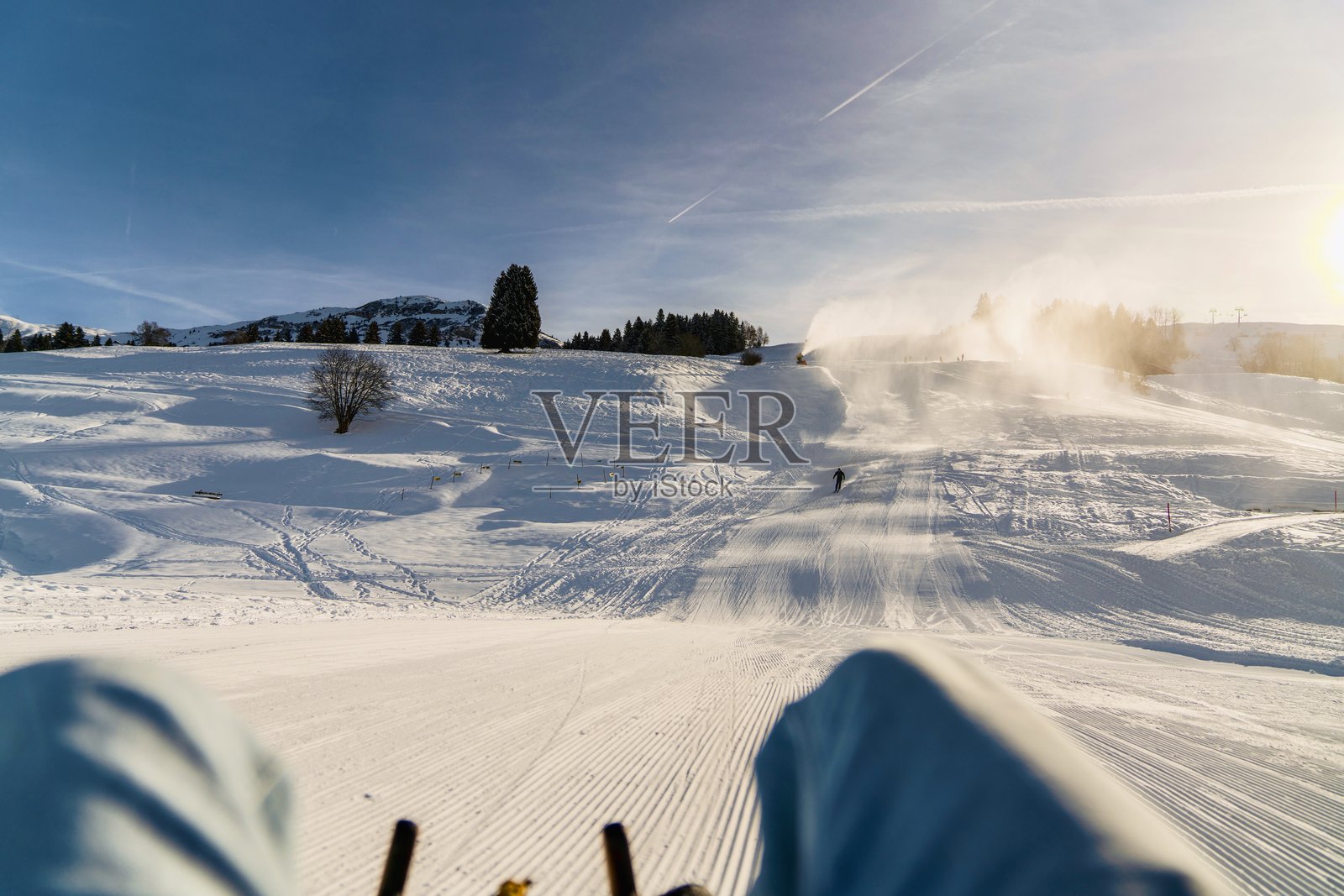 瑞士冬季仙境。安德马特附近的奥贝萨克森·蒙道恩·苏尔塞尔瓦山村的新鲜雪景。美丽日出中的小木屋。照片摄影图片