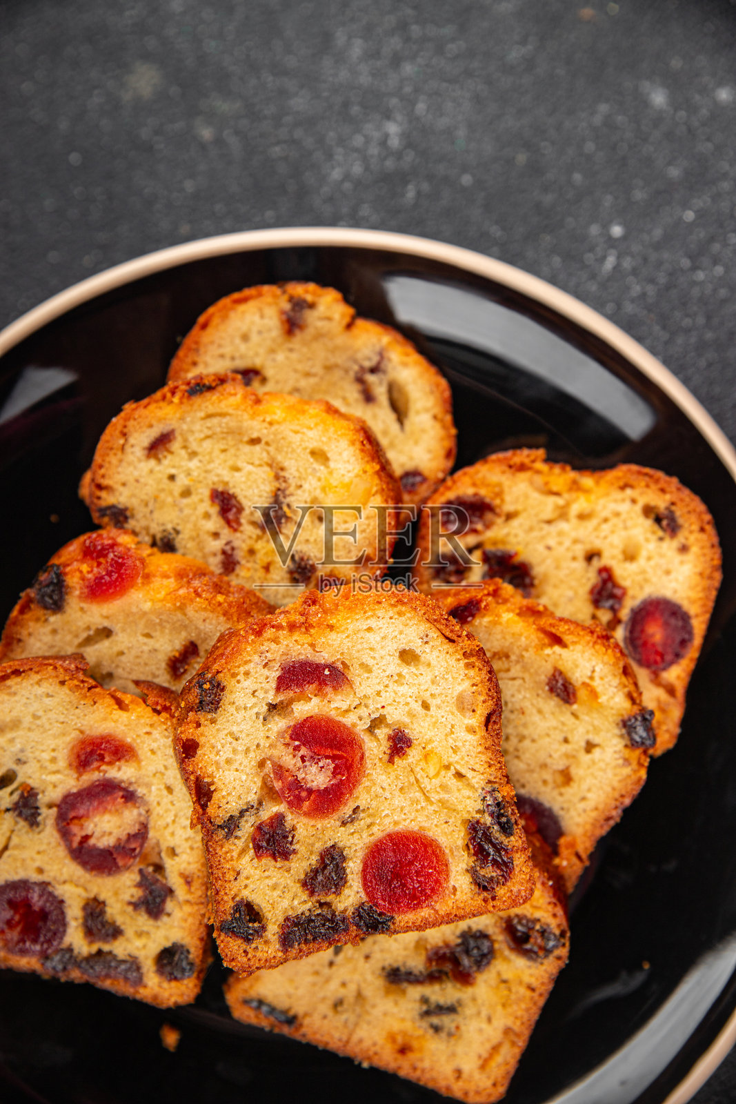 水果蛋糕甜点，干果传统糕点，坚果餐点，桌上的小吃，留白的食物背景，乡村风格俯视图照片摄影图片